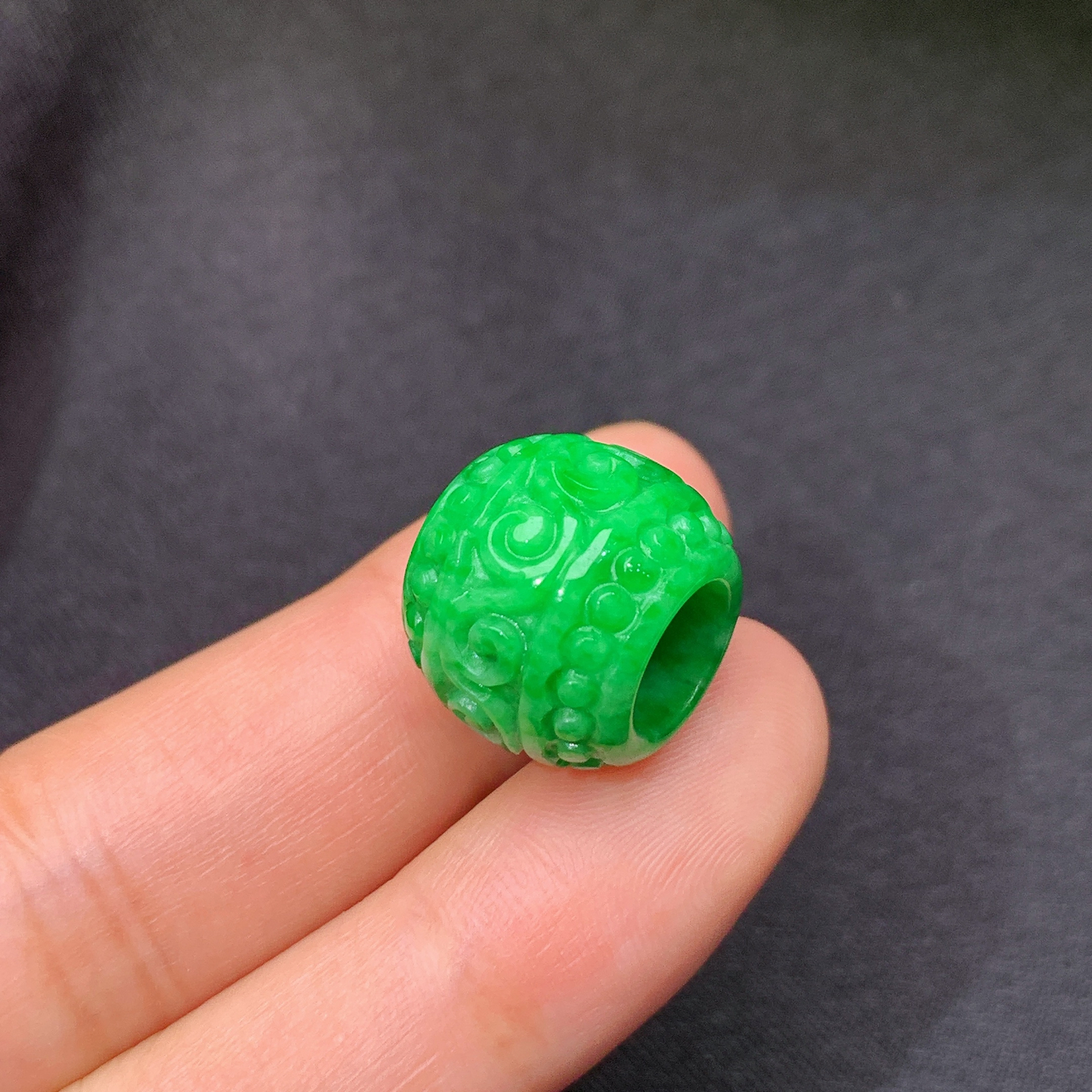 阳绿路路通，冰润色阳，玉质细腻，种水足，Xyg 尺寸13.1*15.1