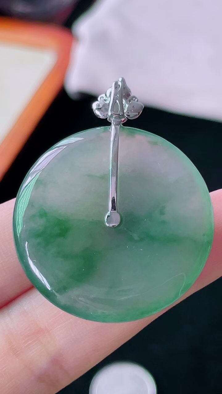 【翡翠名称】18K金镶冰飘花平安扣吊坠
【翡翠尺寸】裸石32.2/5mm
【翡翠描述】宝贝种老水足，玉质细腻，色泽靓丽，性价比高，佩戴效果好！
【其它赠送】权威证书/精美挂绳盒子/支持全国复检