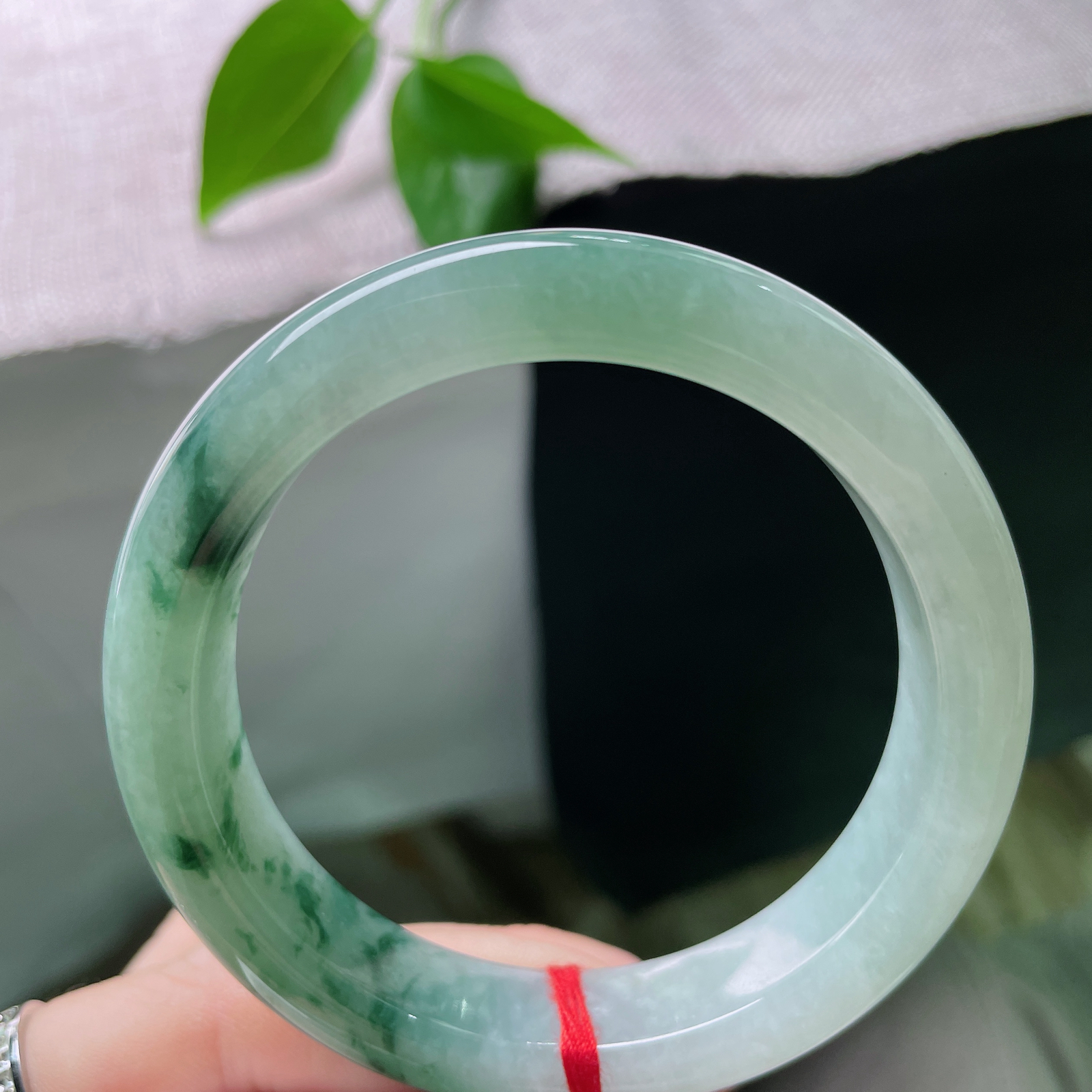 55.6/12.8/8.7，飘花正圈，光泽内敛柔和，不似艳色那般夺目，却自带“清水出芙蓉”的天然韵味。ss49771a..