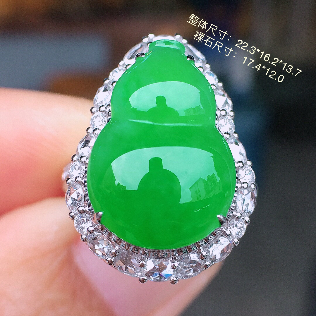 阳绿葫芦戒指/吊坠两用款，色泽均匀艳丽，玉质细腻，荧光感超
强，饱满圆润，尽显优雅气质，18k
金豪华镶嵌