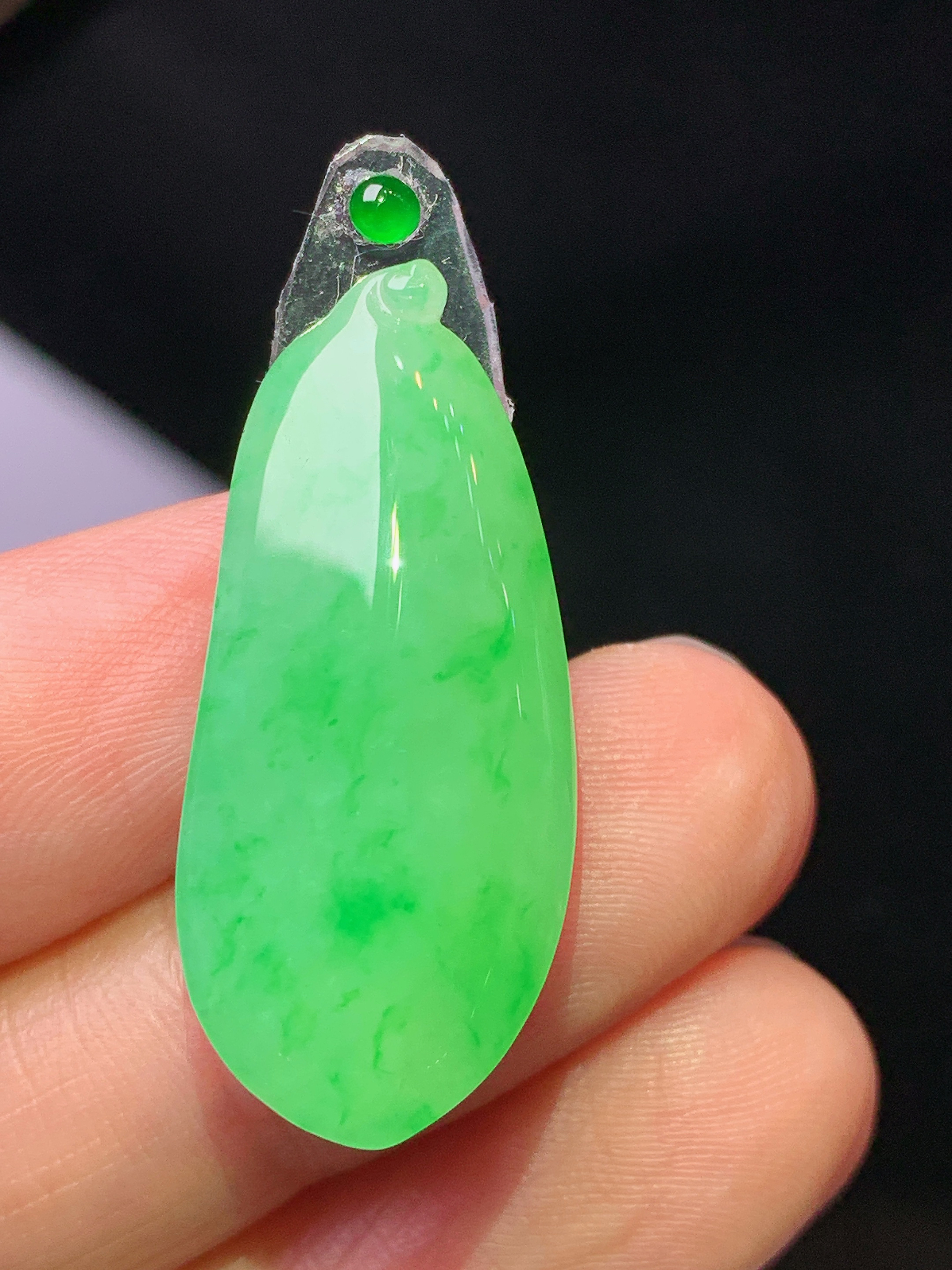 镶嵌款 阳绿福瓜吊坠 玉质细腻 色泽艳丽清新 水润亮眼 整体尺寸30*13.5*5.5 2x