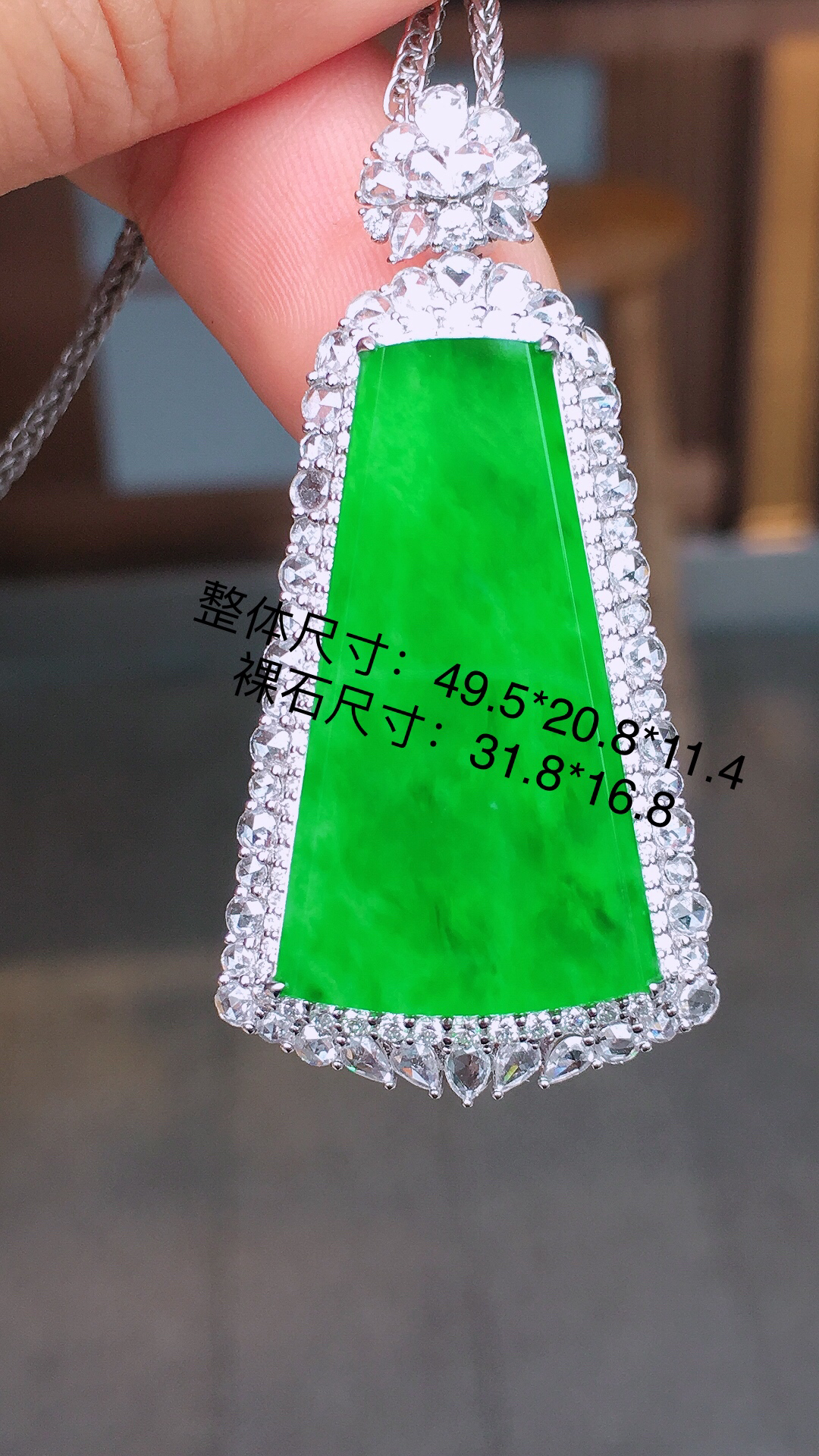 阳绿无事牌吊坠，色泽均匀艳丽，玉质细腻，荧光感超
强，饱满圆润，尽显优雅气质，18k
金豪华镶嵌