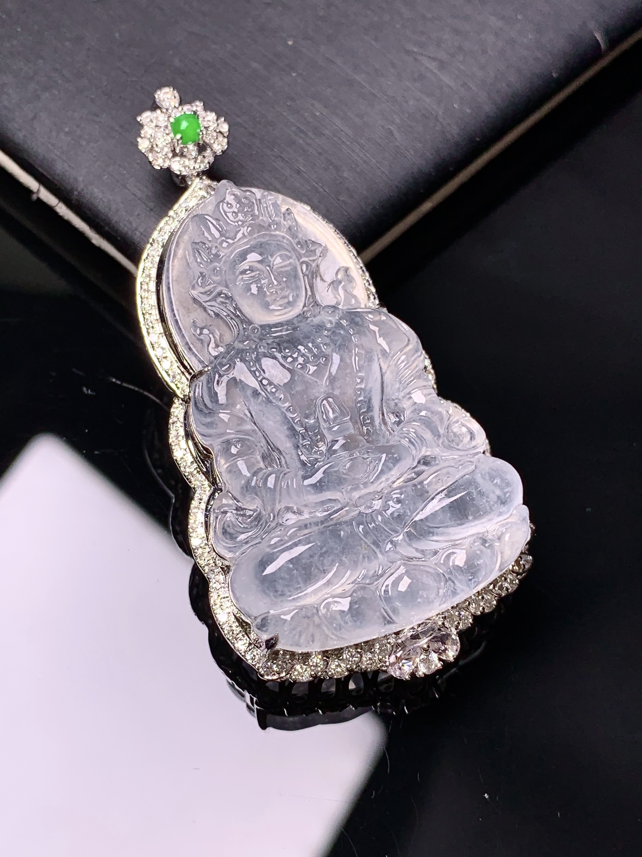 18k金钻镶嵌冰种度母观音菩萨吊坠 玉质细腻 色泽艳丽清新 水润亮眼 整体尺寸49.8*24.5*9