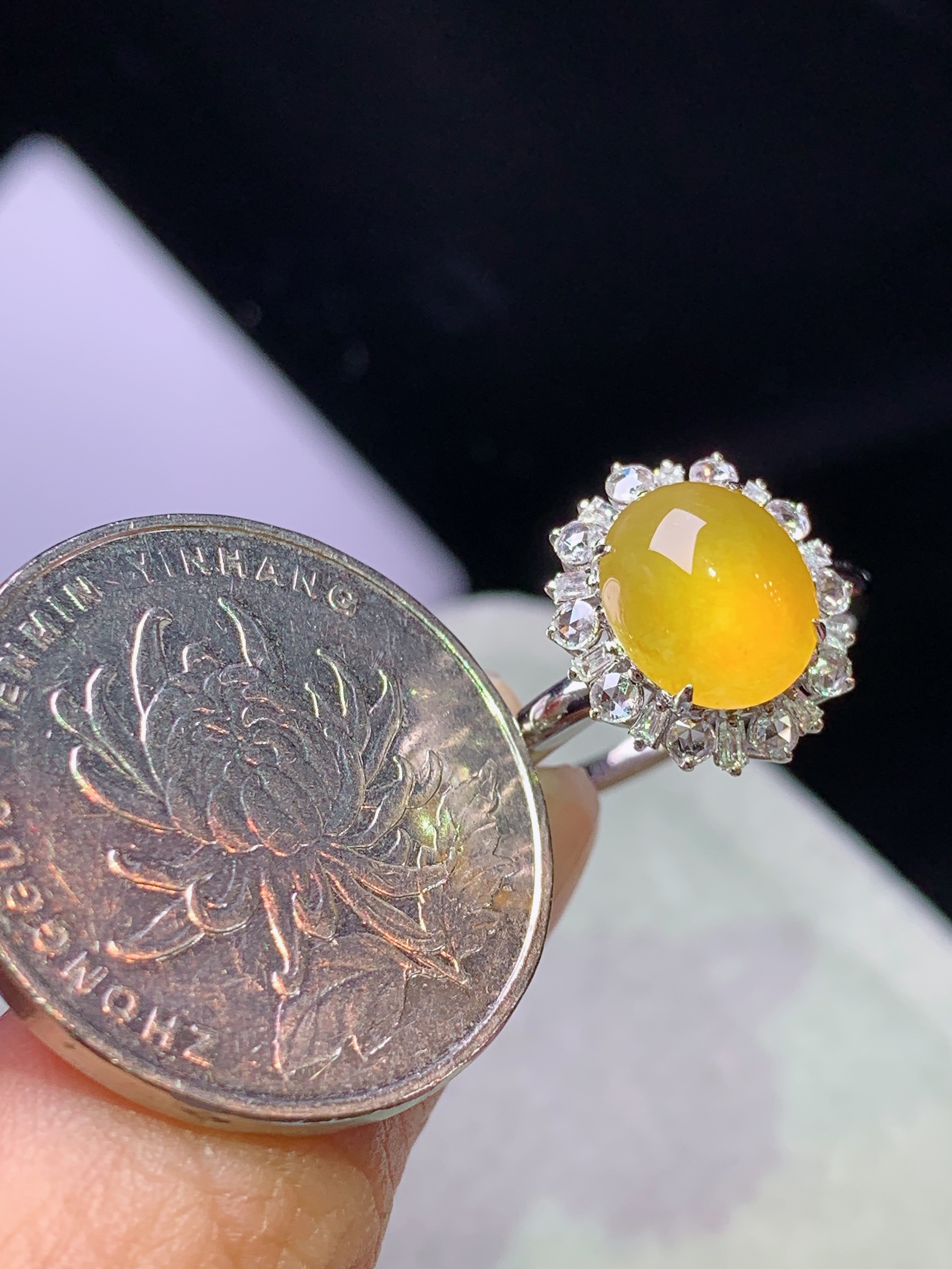 18k金钻镶嵌冰黄翡蛋面戒指 玉质细腻 色泽艳丽清新 水润亮眼 圈口14.5 整体尺寸13.8*11.8*9 m3
