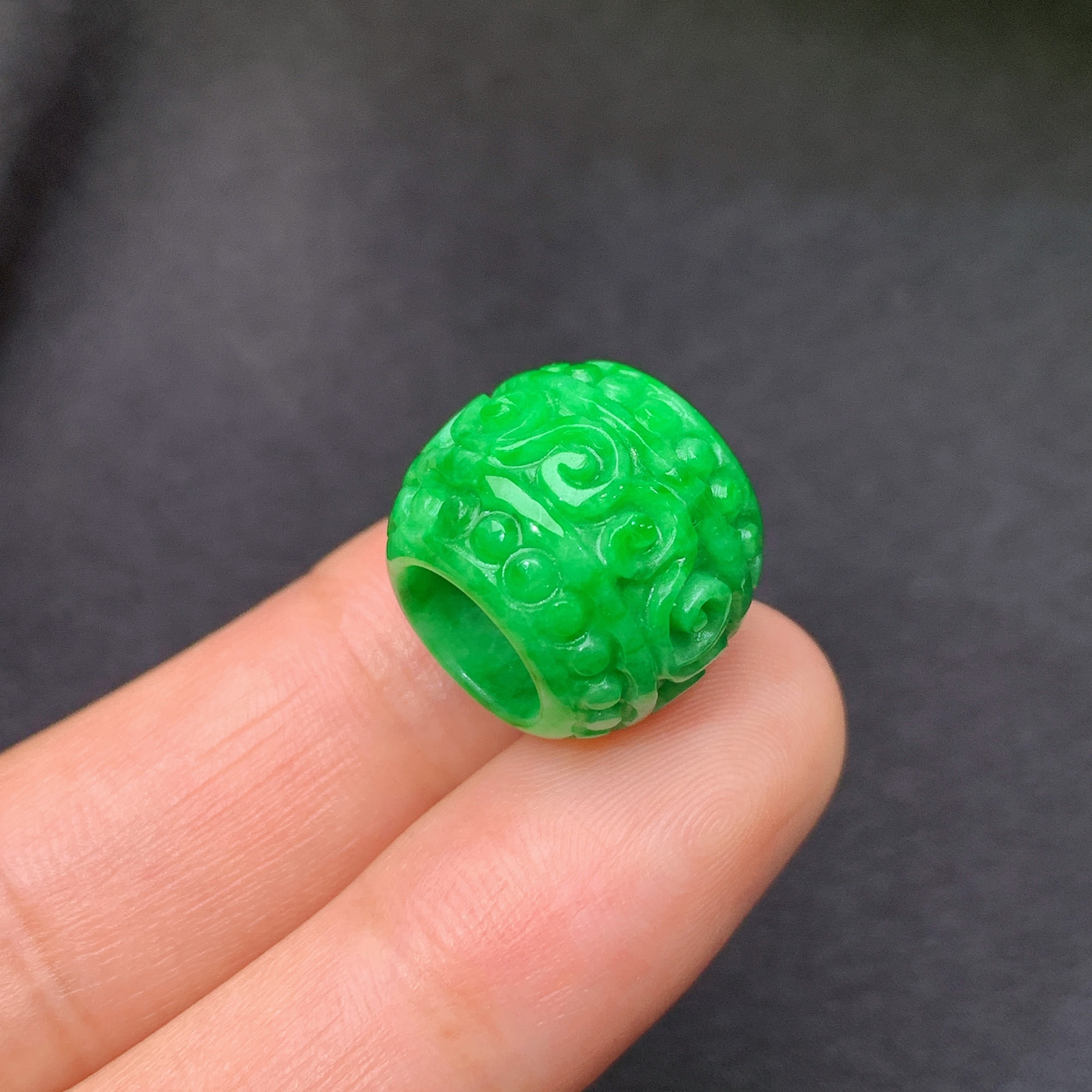 阳绿路路通，冰润色阳，玉质细腻，种水足，Xyg 尺寸13.1*15.1