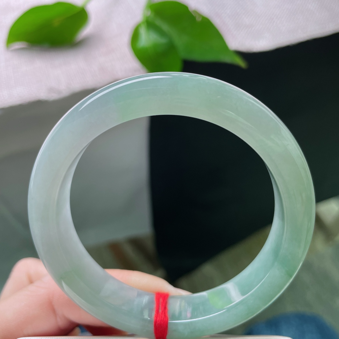56.8/12.7/8.9，湖水蓝正圈，种老，一汪湖水清，半盏温柔心。一点皮纹，ss49782a