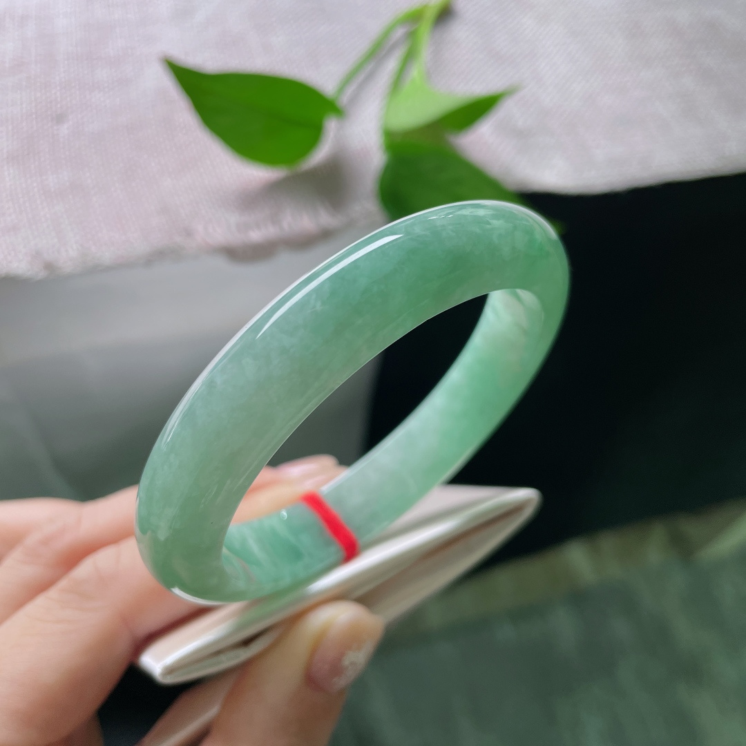 57.8/11.7/8.2，绿底正圈，不争艳，不夺目，让人心安的颜色，水润，皮纹，ss52712a