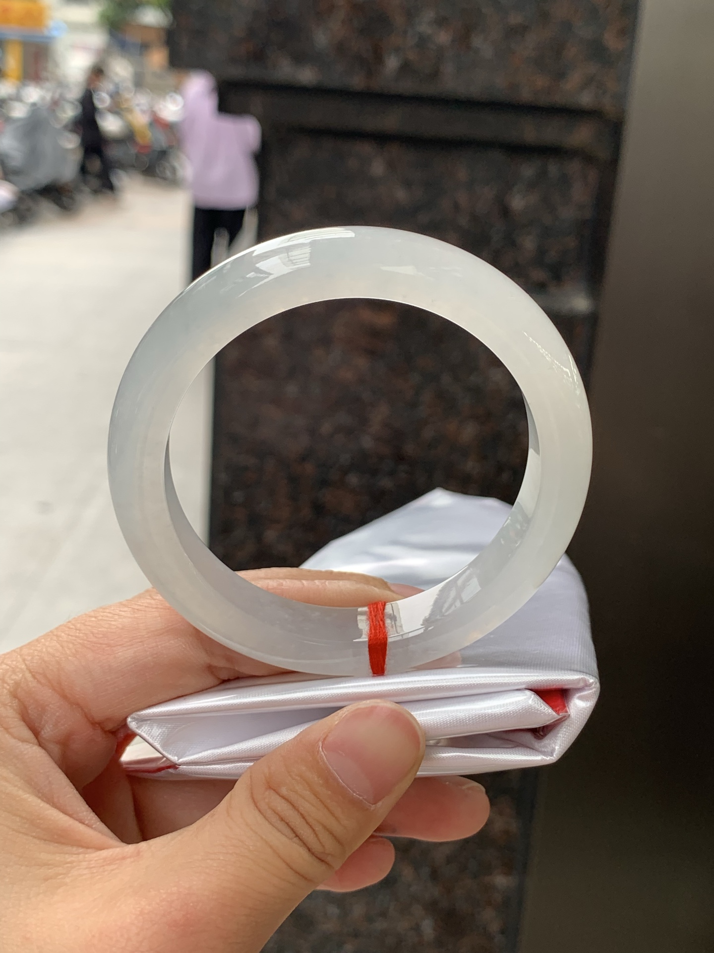白冰飘花正圈，56-11.8-8.6，0504-N623，打灯棉线，不影响，底妆冰透，蓝花灵动飘逸，勾勒出一幅唯美诗意的山水意境画，古典优雅又秀气