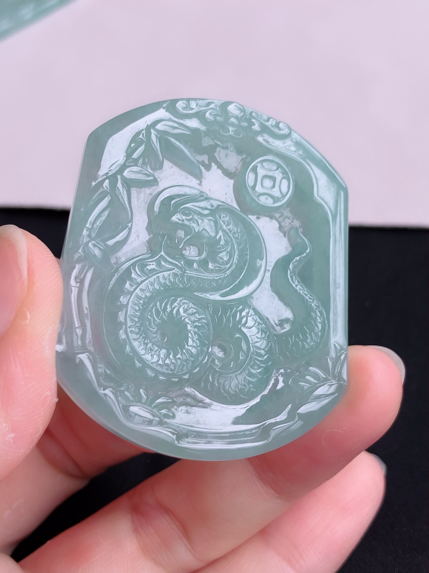 ️底色生肖蛇牌，晶莹剔透，尺寸50.2/42.6/5.5，自然光实拍