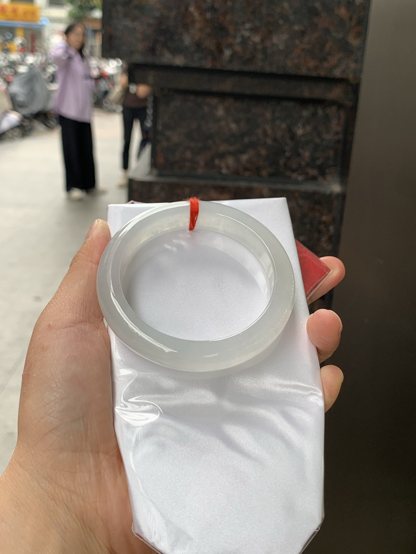 白冰飘花正圈，56-11.8-8.6，0504-N623，打灯棉线，不影响，底妆冰透，蓝花灵动飘逸，勾勒出一幅唯美诗意的山水意境画，古典优雅又秀气