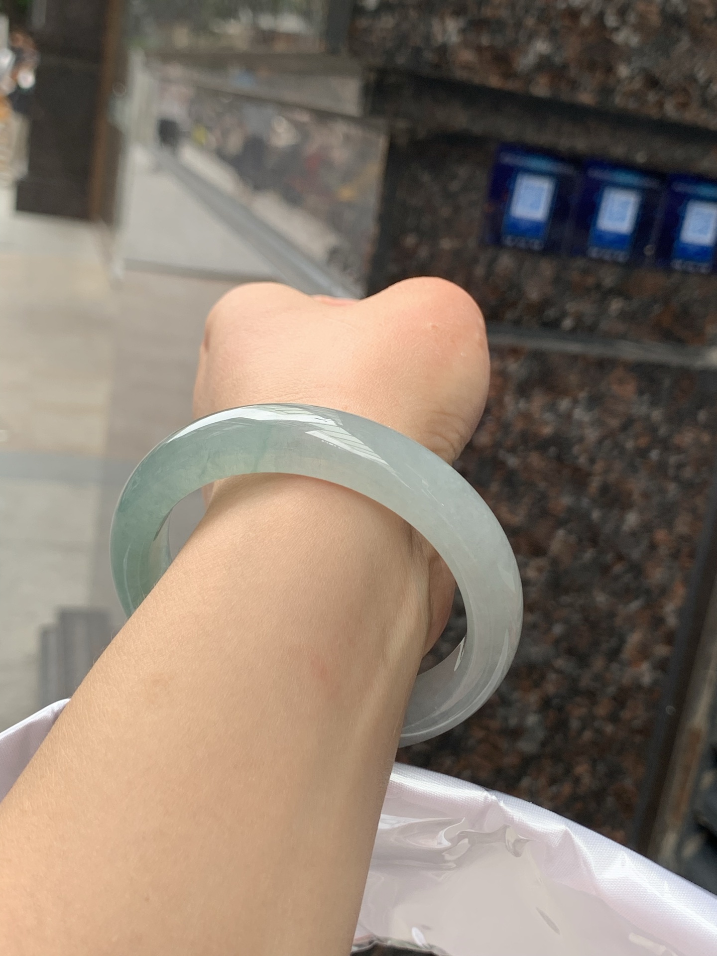 半山水正圈，55.6/12.4/8.5，0504-N621，打灯多处细纹，底妆水润细腻，半山半水天然意境，上手不挑皮，自带清冷感，低调不张扬，越看越有味道
