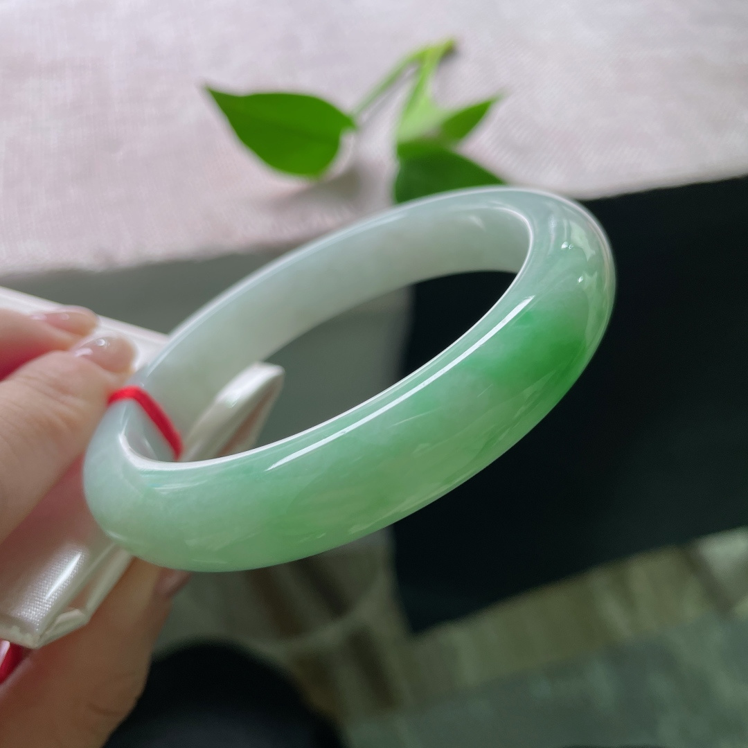 60/12.3/8.7飘绿正圈，大圈口，白底青，青翠欲滴，水头好，肉质细腻，皮纹，ss52617a