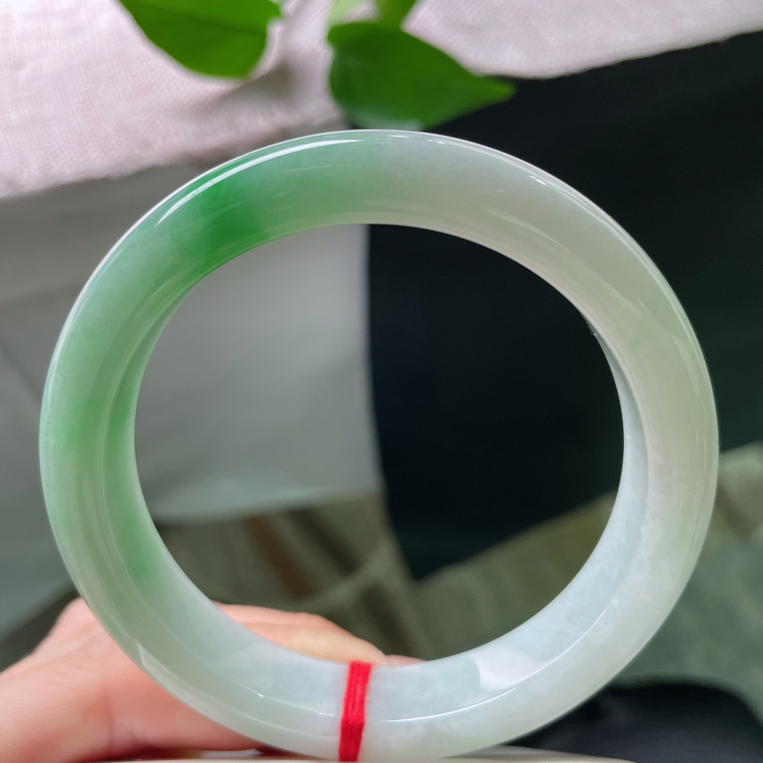 60/12.3/8.7飘绿正圈，大圈口，白底青，青翠欲滴，水头好，肉质细腻，皮纹，ss52617a