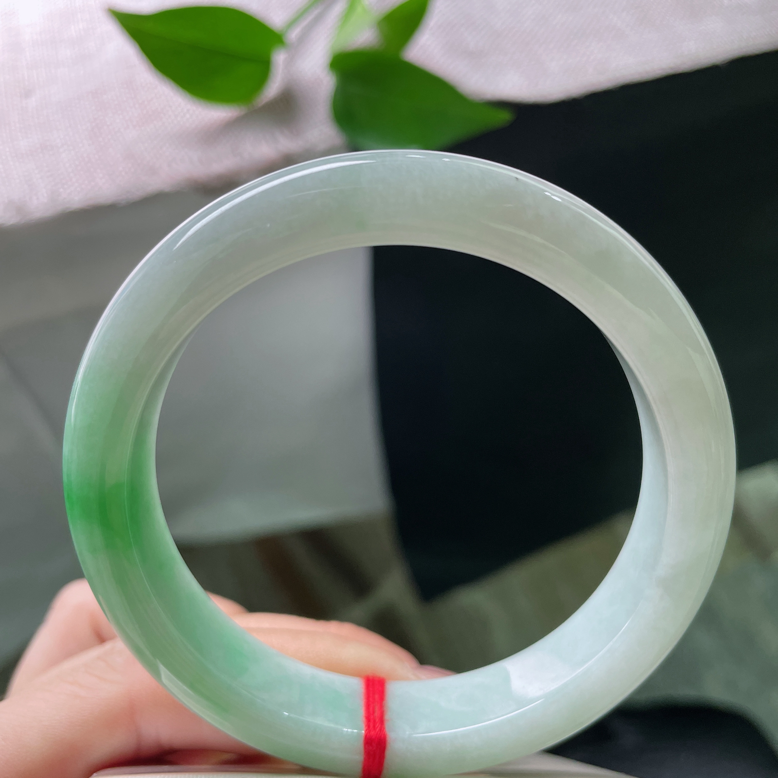 60/12.3/8.7飘绿正圈，大圈口，白底青，青翠欲滴，水头好，肉质细腻，皮纹，ss52617a..