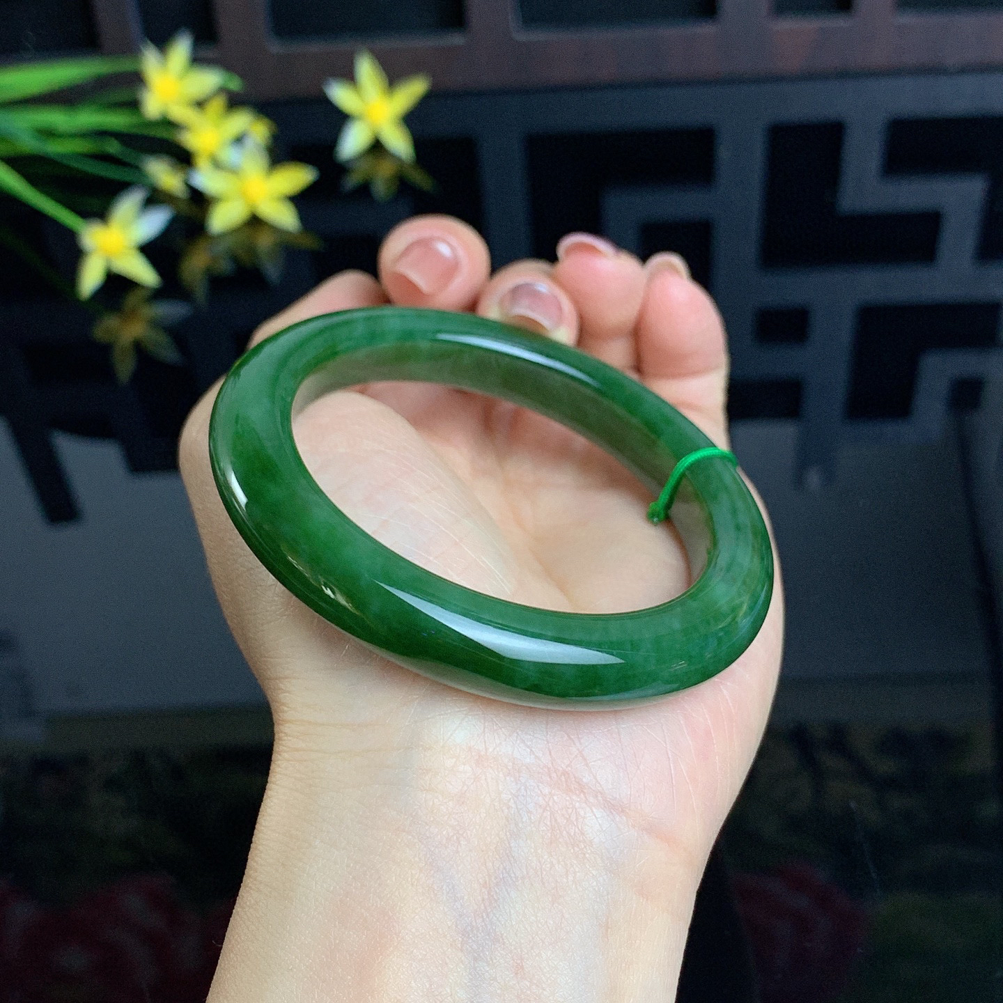 和田玉碧玉55圈口菠菜绿碧玉手镯！玉质细腻油润 底色纯净 无裂无黑无棉 脂粉好，品质高。