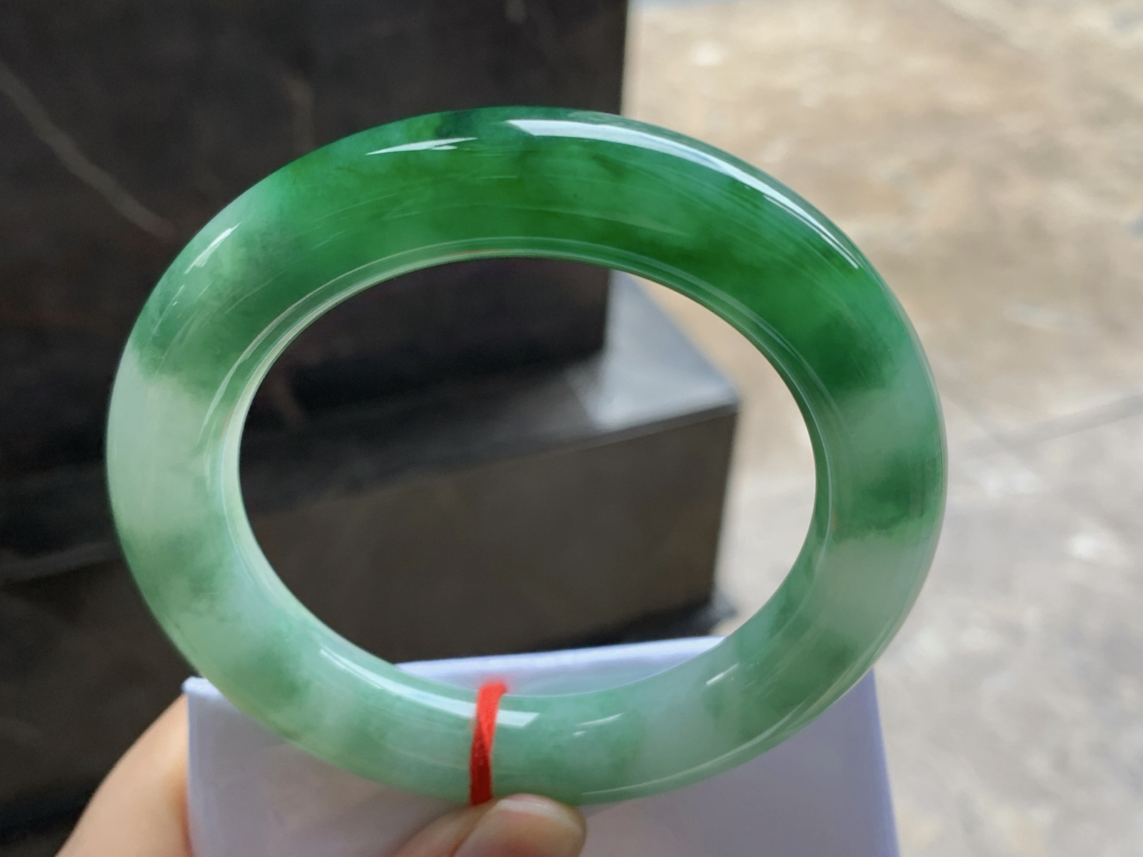 57.5-12.2

辣绿色圆条手镯^_^颜色鲜艳