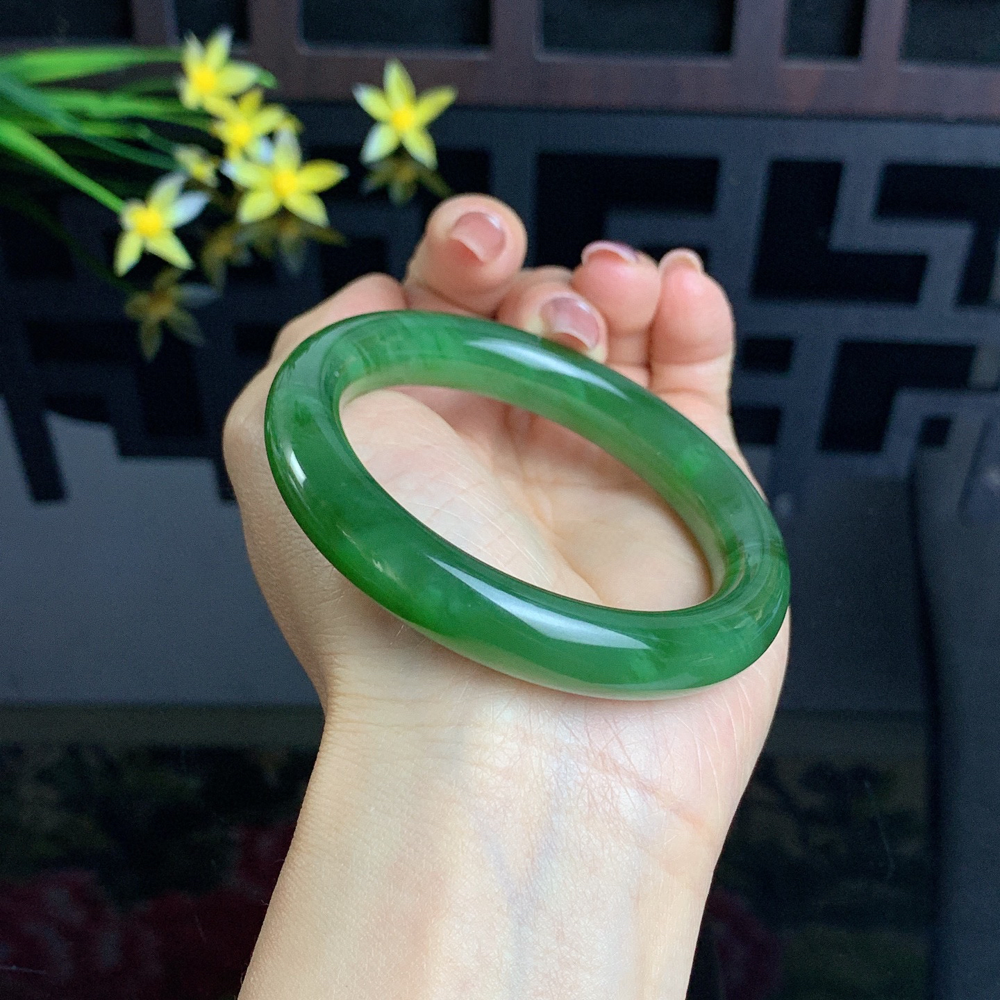 和田玉碧玉55.5圈口菠菜绿碧玉圆条手镯！玉质细腻油润 底色纯净 无裂无杂 脂粉好，品质高。