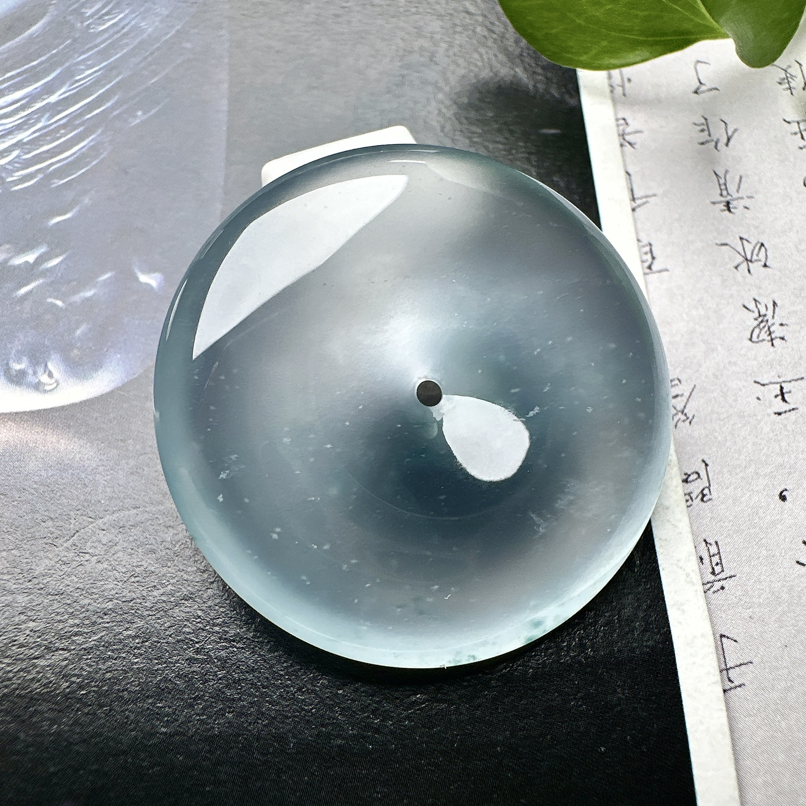 【冰种飘花平安扣】质地非常细腻，冰润十足，种老冰透，收藏品质