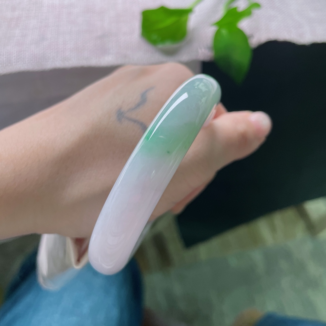 56/12.4/9.3飘绿正圈，紫底，触手生温，浪漫唯美，翠色鲜活，有棉线，ss52319a