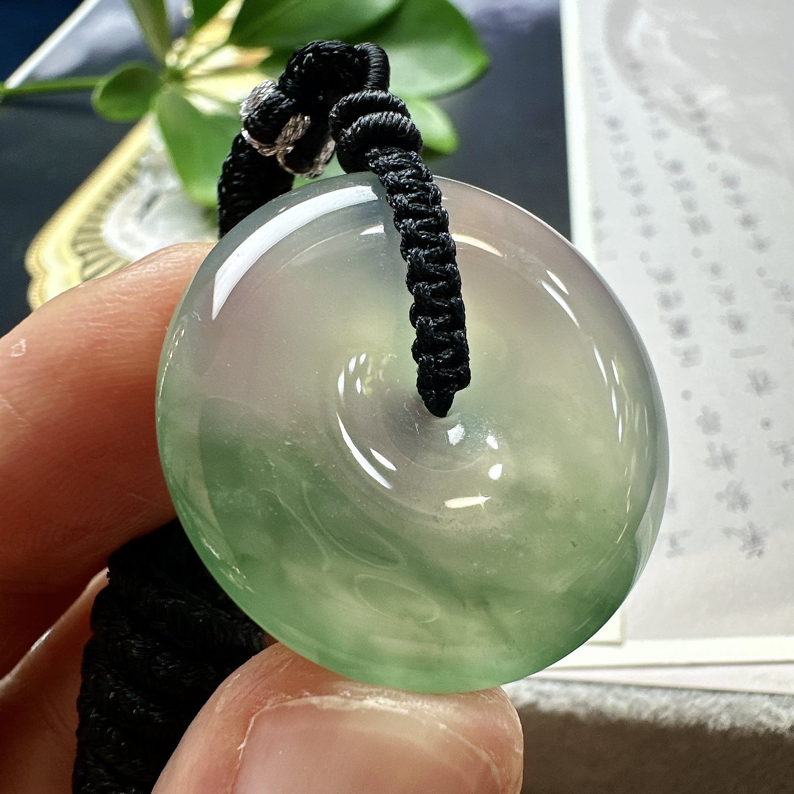 【冰种飘绿花平安扣】草绿色花，质地细腻，种老冰润，荧光强烈
