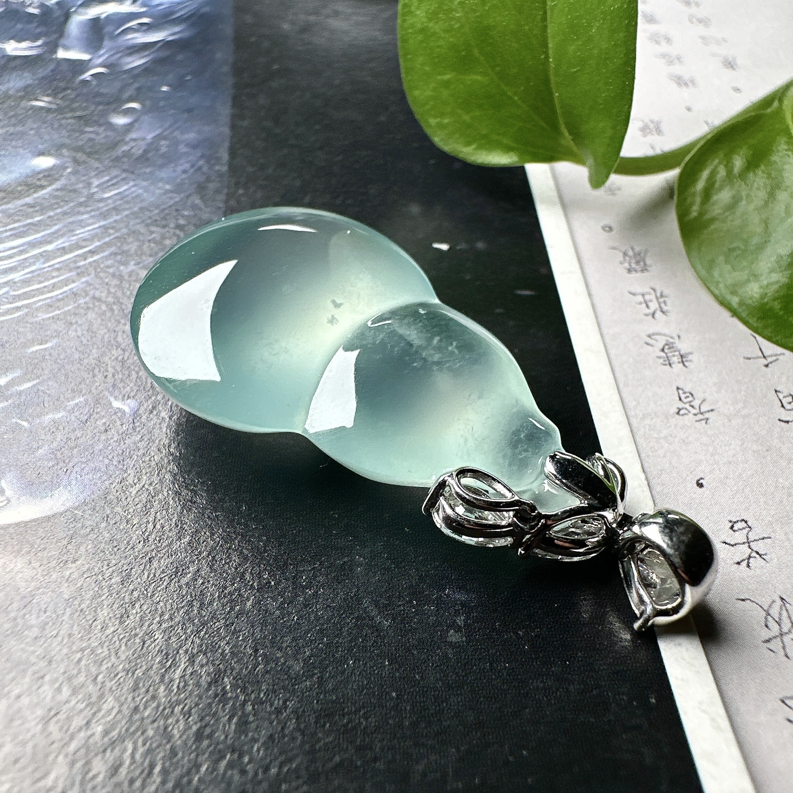 【冰种天空蓝葫芦吊坠】精品，起钢光，种地上乘，冰感十足，通透起光，饱满圆润，18k金钻镶嵌，裸石尺寸34*21.8*9.6毫米。