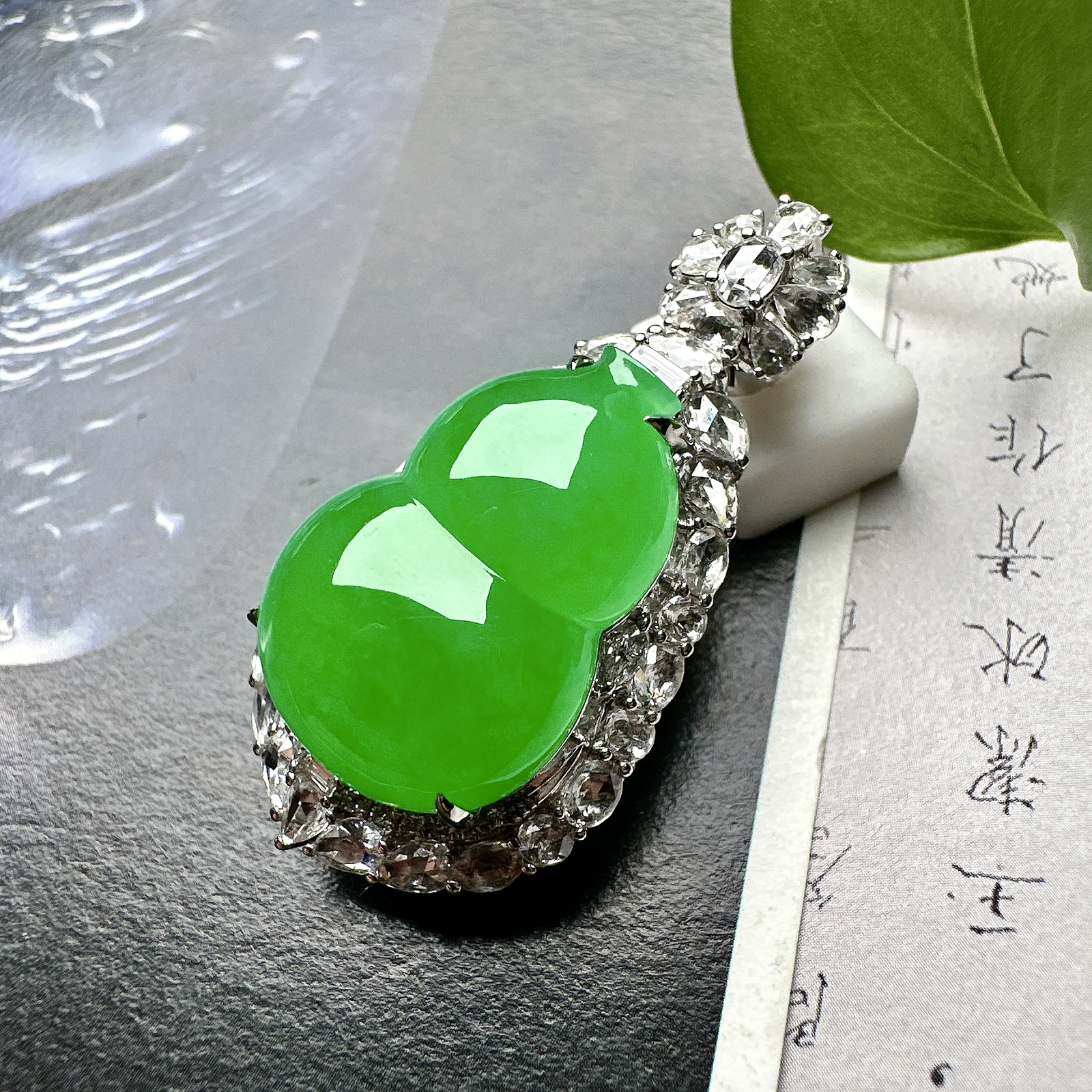 【冰种满绿葫芦吊坠】阳绿色泽，质地细腻，冰润起光，胶感强烈，冰感明显，收藏品质，18K金钻精美镶嵌，裸石尺寸20.1*14.6*6.5毫米