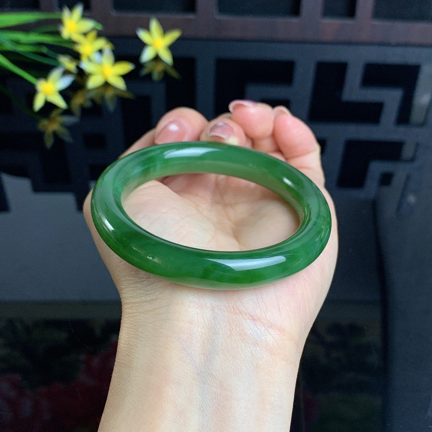 和田玉碧玉55.5圈口菠菜绿碧玉圆条手镯！玉质细腻油润 底色纯净 无裂无杂 脂粉好，品质高。