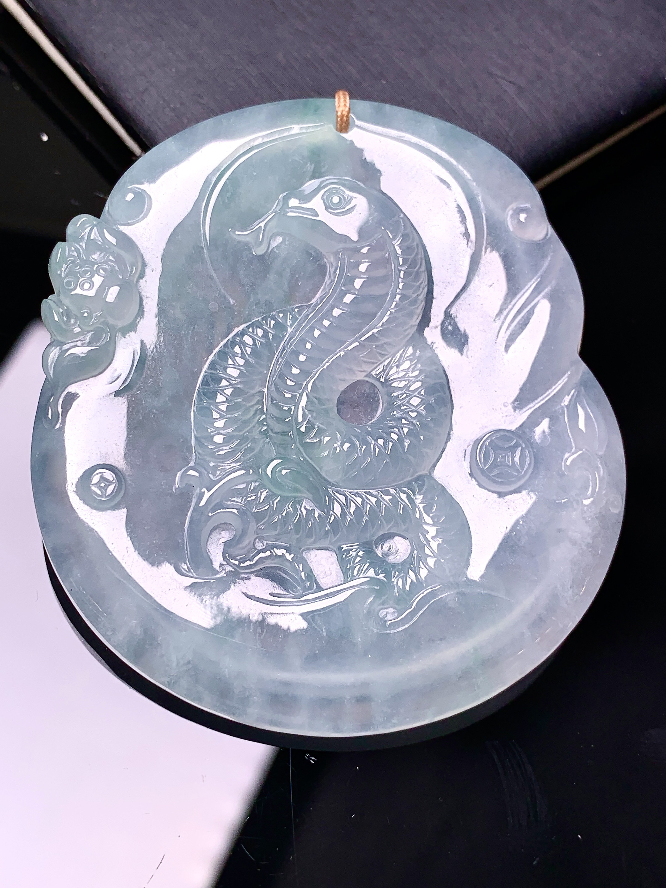 冰种飘绿生肖蛇吊坠 玉质细腻 色泽艳丽清新 水润亮眼 整体尺寸52*46.8*5 b2