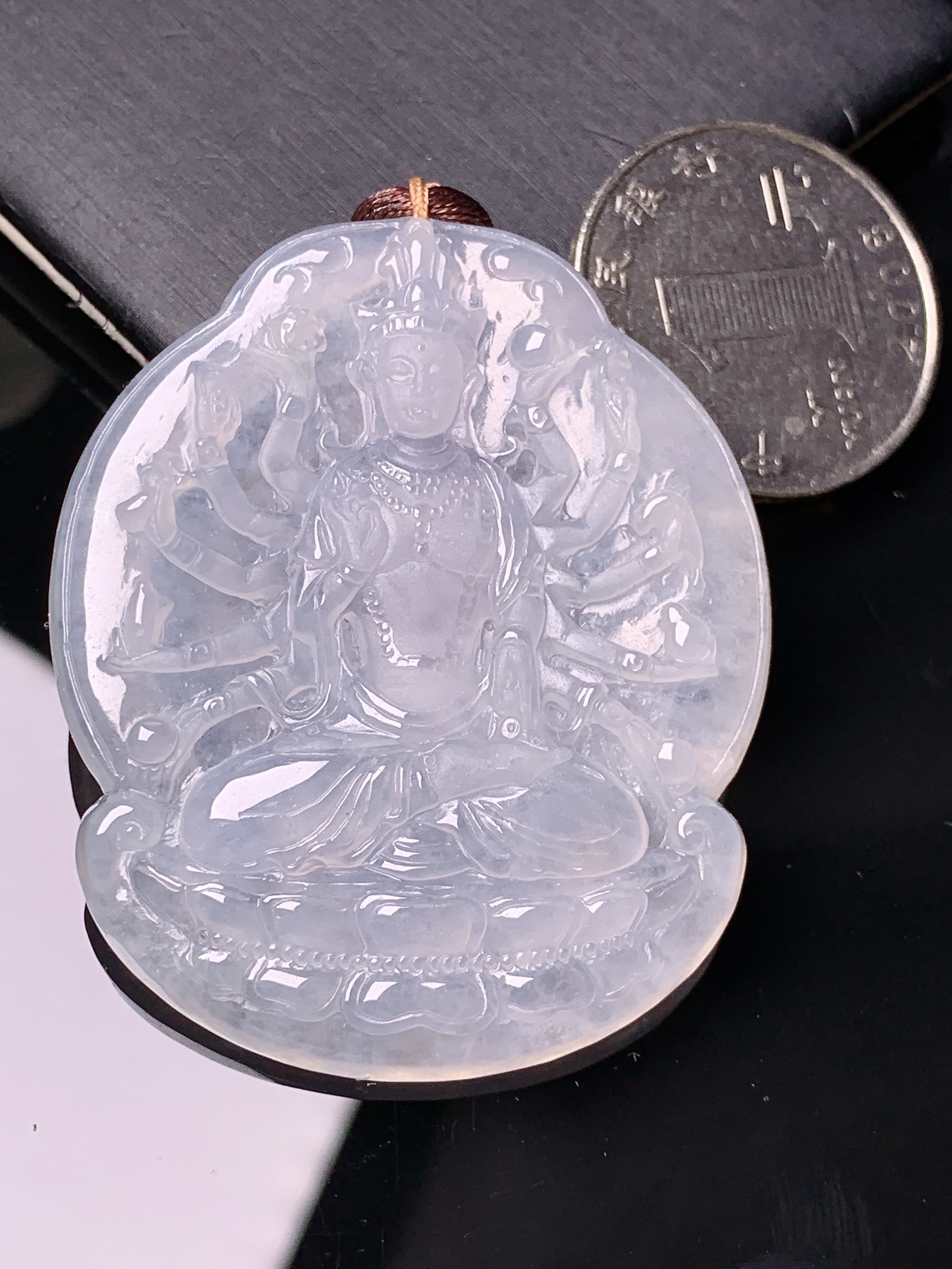 冰种千手观音菩萨吊坠 玉质细腻 色泽艳丽清新 水润亮眼 整体尺寸49*40.5*5.8 b2