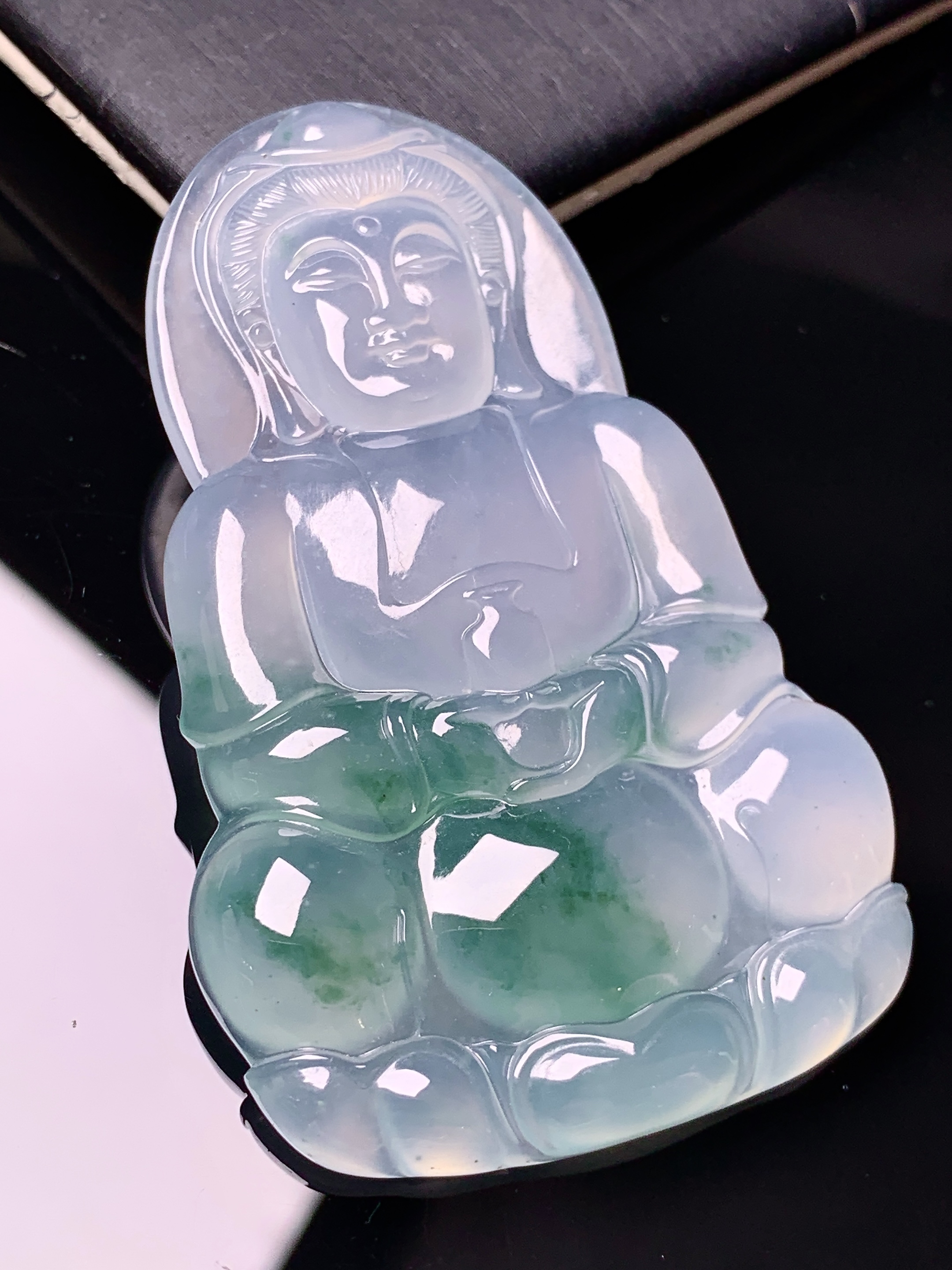 飘绿观音菩萨吊坠 玉质细腻 色泽艳丽清新 水润亮眼 整体尺寸59.2*37.6*6 x1