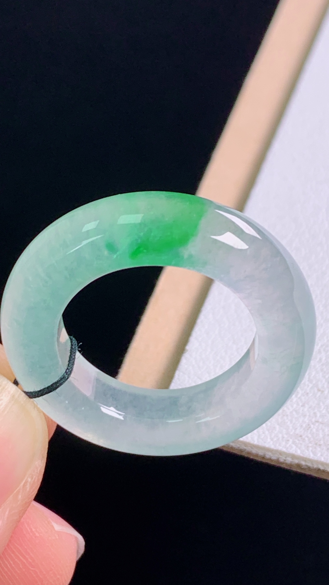️冰飘绿指环，花色灵动，水润清爽，无裂，尺寸:圈口15/17.3-6.0-4.8mm