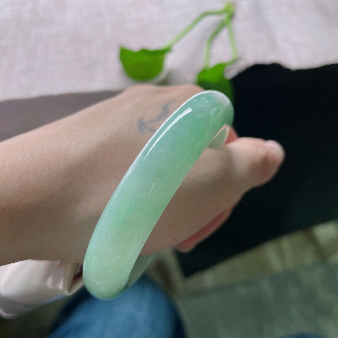 54.7/12.5/9，绿底正圈，色泽治愈，佩戴温柔甜美，落落大方，皮纹，ss52481a