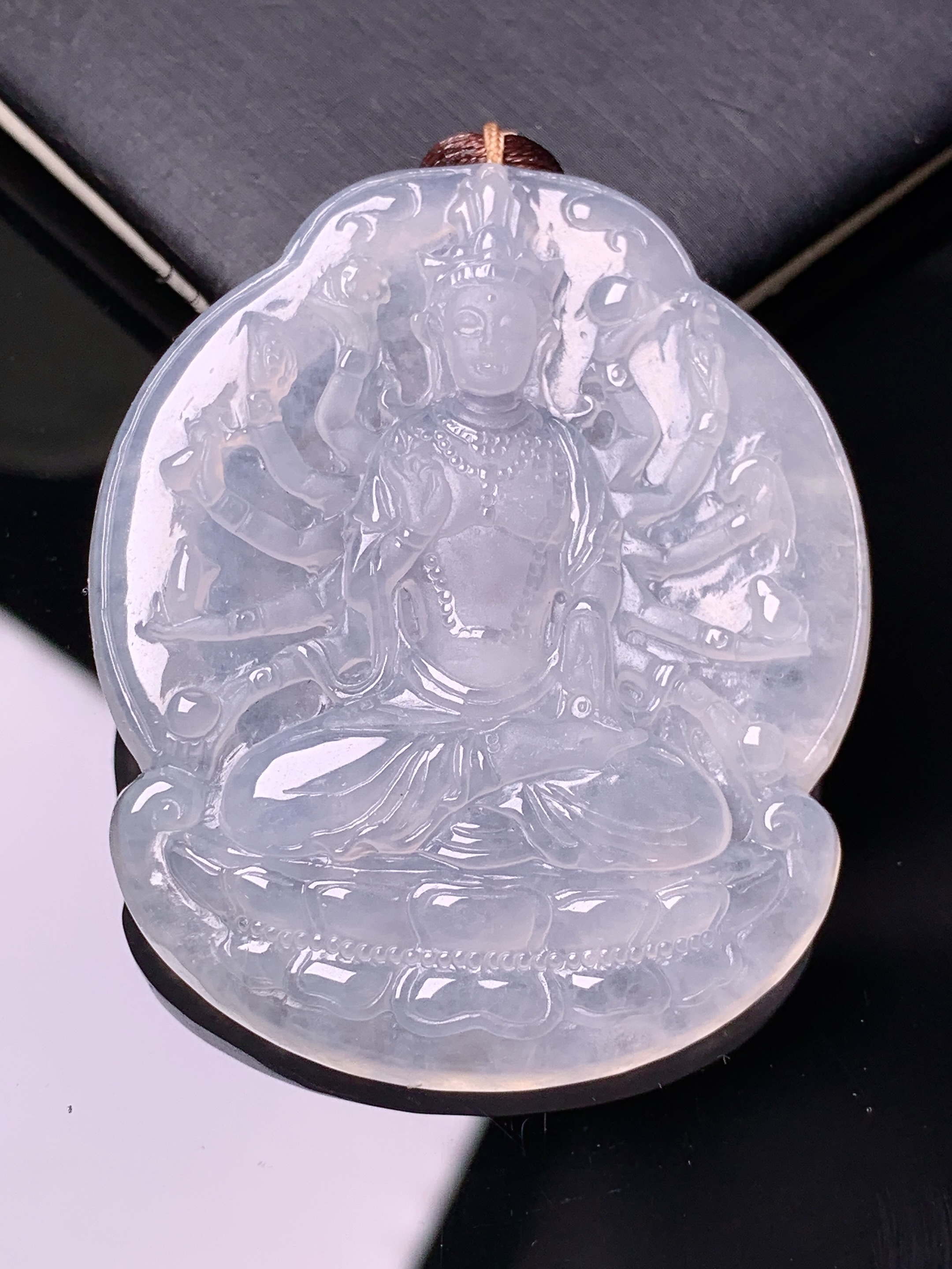 冰种千手观音菩萨吊坠 玉质细腻 色泽艳丽清新 水润亮眼 整体尺寸49*40.5*5.8 b2