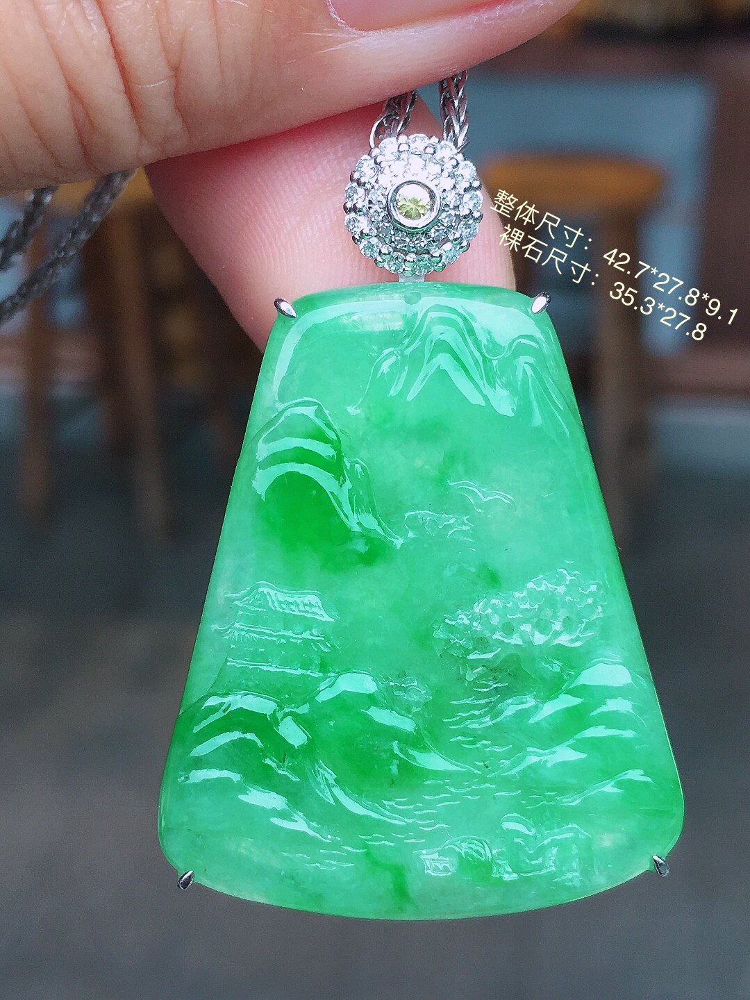 阳绿山水牌吊坠，色泽艳丽，玉质细腻，荧光感超
强，饱满圆润，尽显优雅气质，18k
金豪华镶嵌