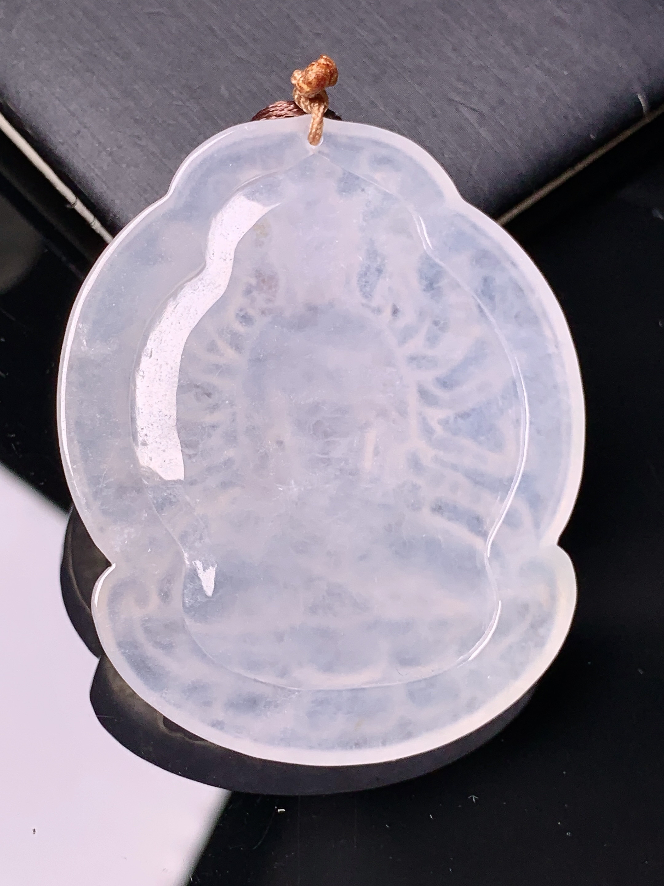 冰种千手观音菩萨吊坠 玉质细腻 色泽艳丽清新 水润亮眼 整体尺寸49*40.5*5.8 b2