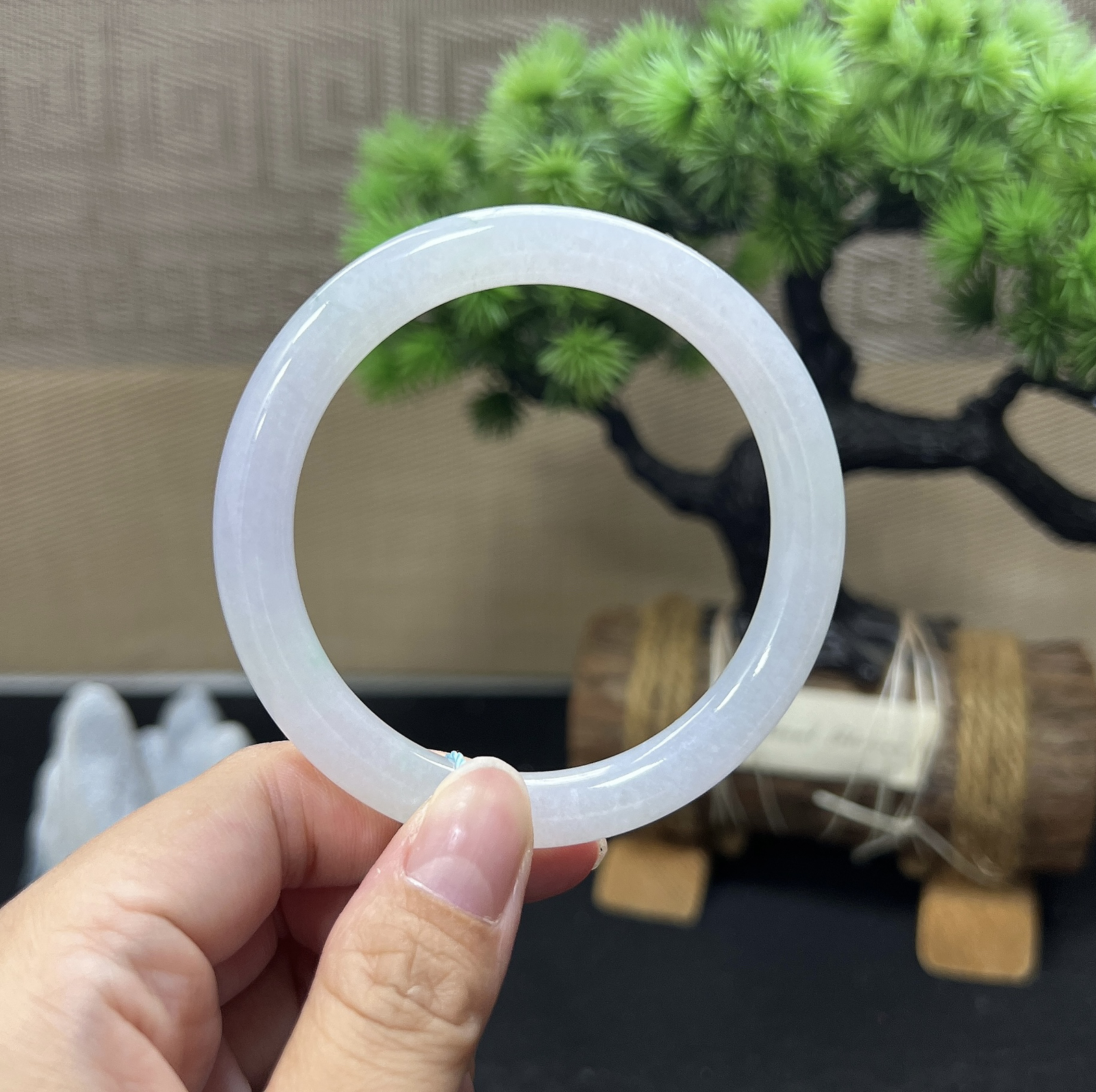 55.5圈口双耳淡紫飘绿圆条手镯（微瑕，不影响佩戴）