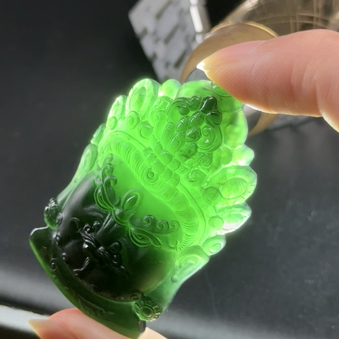 精品墨翠不动明王菩萨头雕 种好色正 黑度极好 打灯通透 油性十足 尺寸49.1