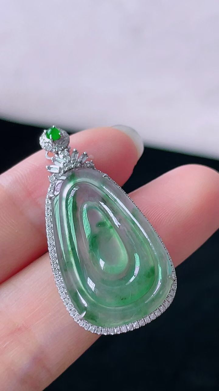 【翡翠名称】18K金镶钻冰飘花福贝吊坠
【翡翠尺寸】含金34.6/17.4/6.4mm
【翡翠描述】