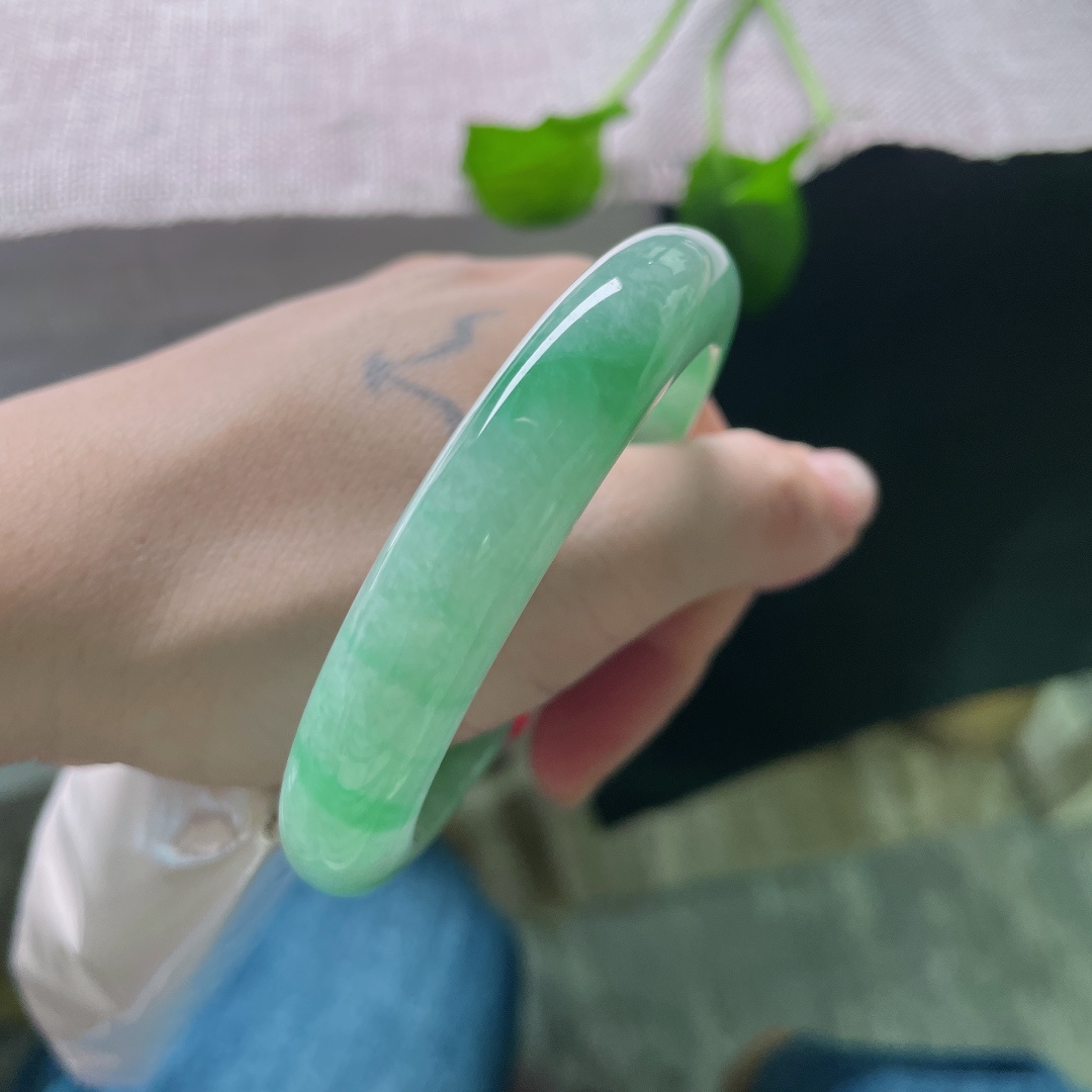 56/11.4/8.9，绿底正圈，飘翠，底子是铺陈的森林，飘绿是穿林而过的风，层层叠叠，皆有生命。无裂，ss52369a