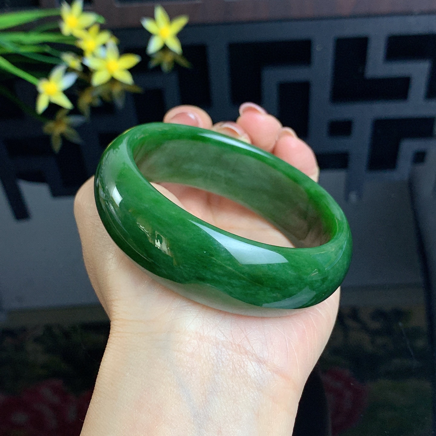 ￼ 和田玉61圈口菠菜绿宽版碧玉手镯！玉质细腻油润 底色纯净 无裂无杂 脂粉好，品质高。