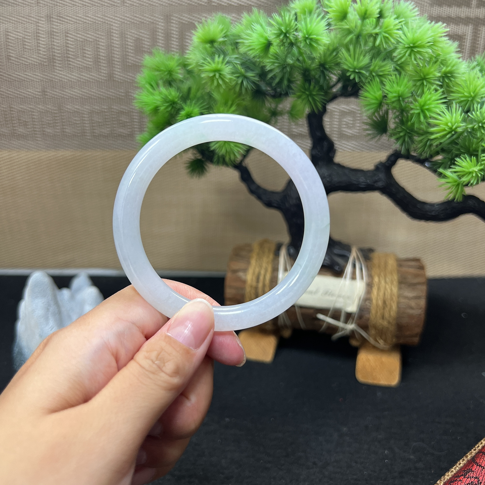 55.5圈口双耳淡紫飘绿圆条手镯（微瑕，不影响佩戴）