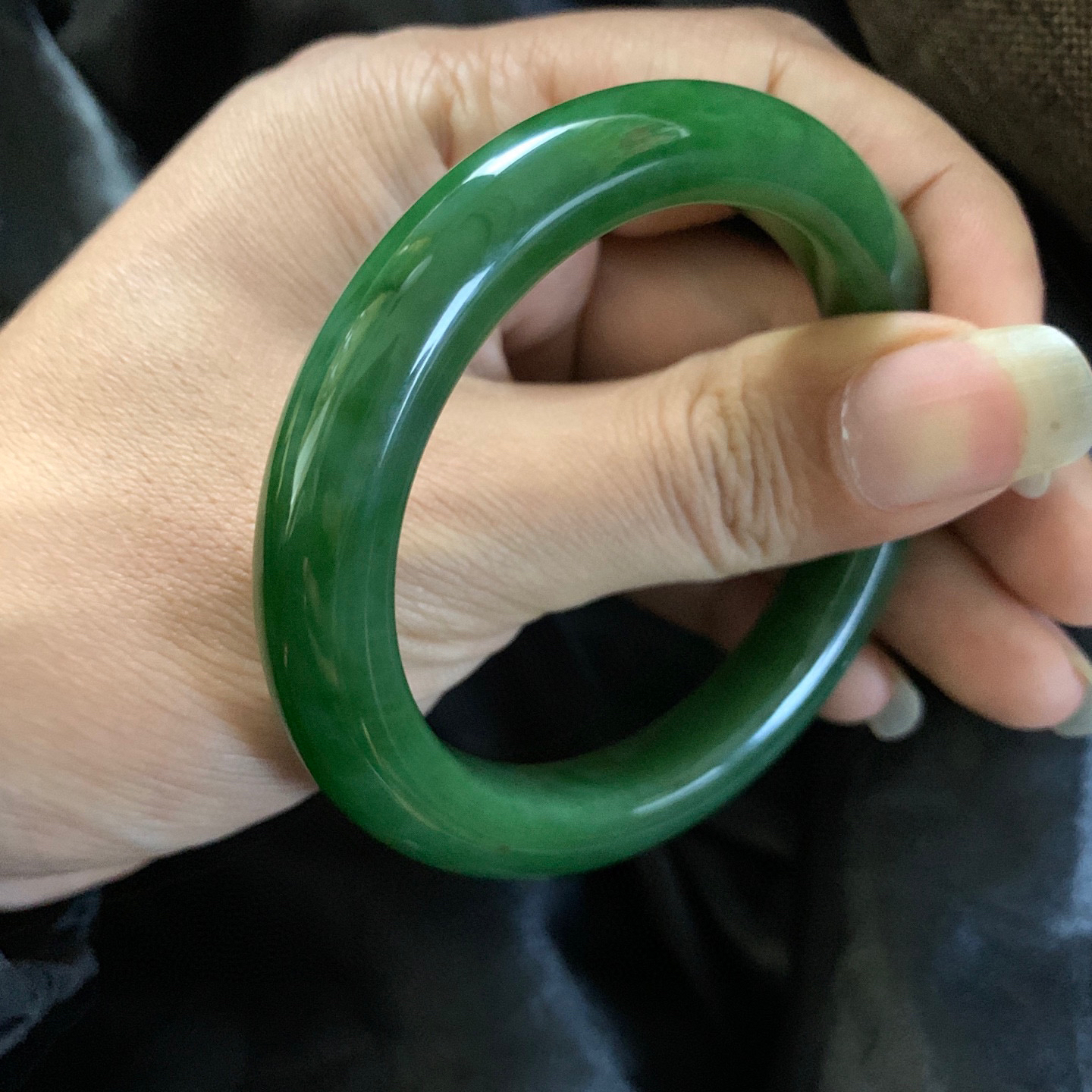55圈口和田玉碧玉菠菜绿猫眼手镯，和田玉55圈口碧玉猫眼手镯，镯型古朴典雅。在诗情画意的雨巷相遇，你是我腕间的一抹风情，有你眸有深情.清风荡漾湖间静水，我愿俯身低眉，在烟波涟漪处寻