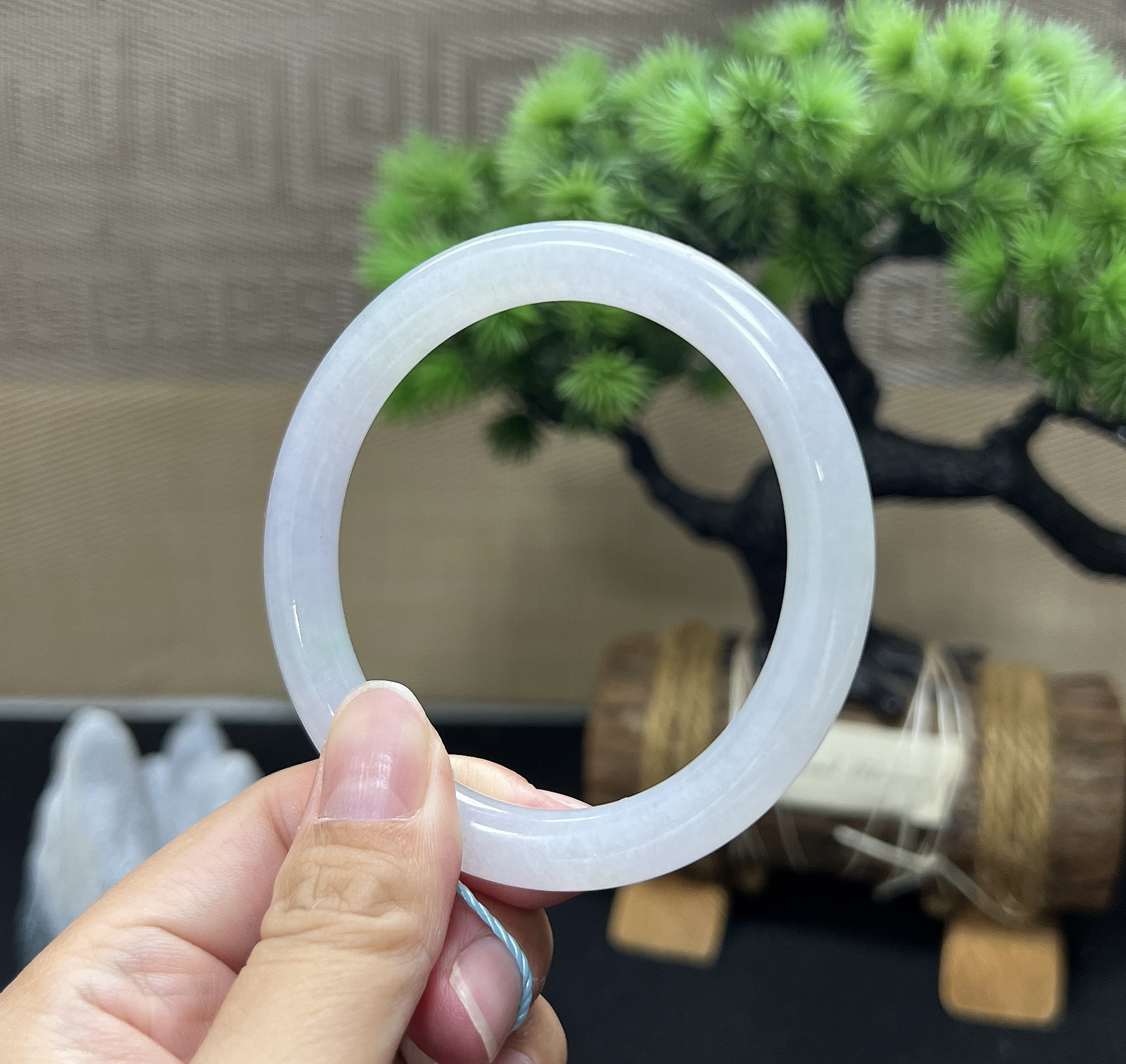 55.5圈口双耳淡紫飘绿圆条手镯（微瑕，不影响佩戴）