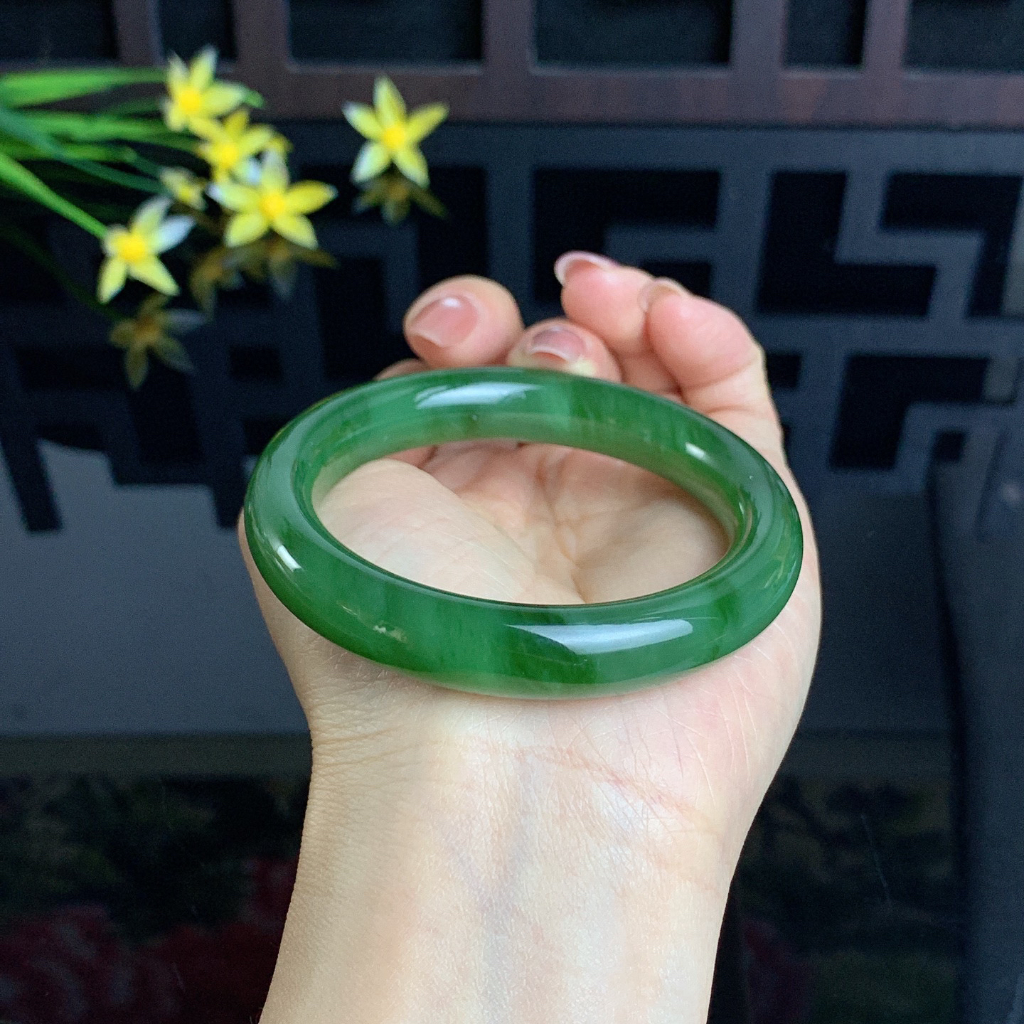 和田玉碧玉55.5圈口菠菜绿碧玉圆条手镯！玉质细腻油润 底色纯净 无裂无杂 脂粉好，品质高。