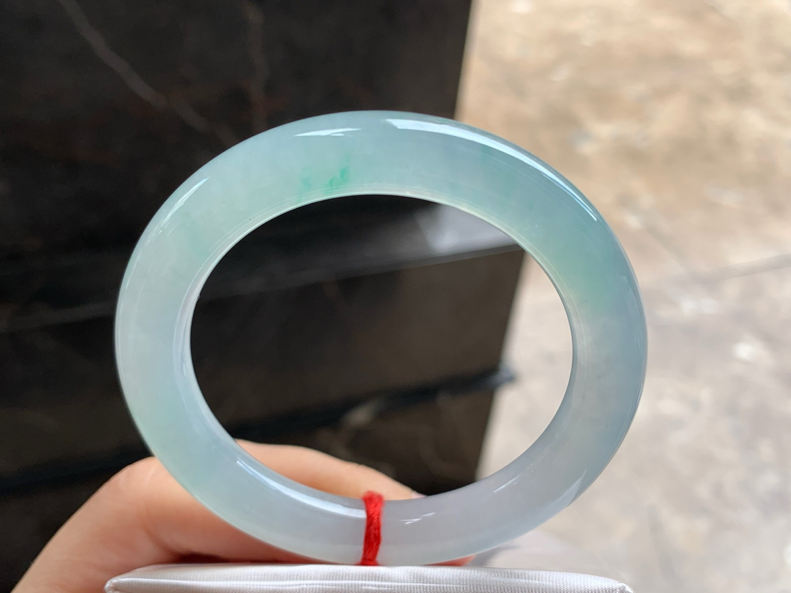 53.5-9.8

冰飘绿圆条手镯^_^透亮水润