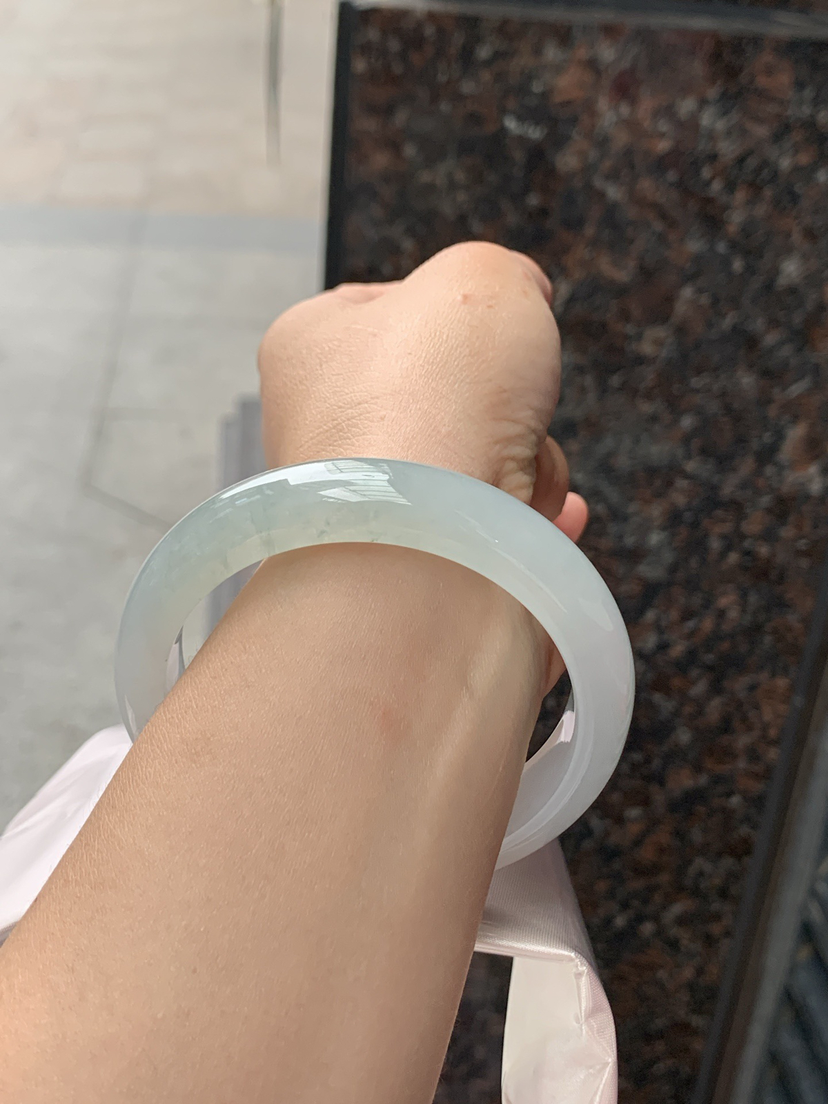 蓝底正圈
59-13.1-8.9
打灯马牙线，底妆细腻，如同果冻胶条，微微伴着些许澄澈的天空颜色，让人舒适