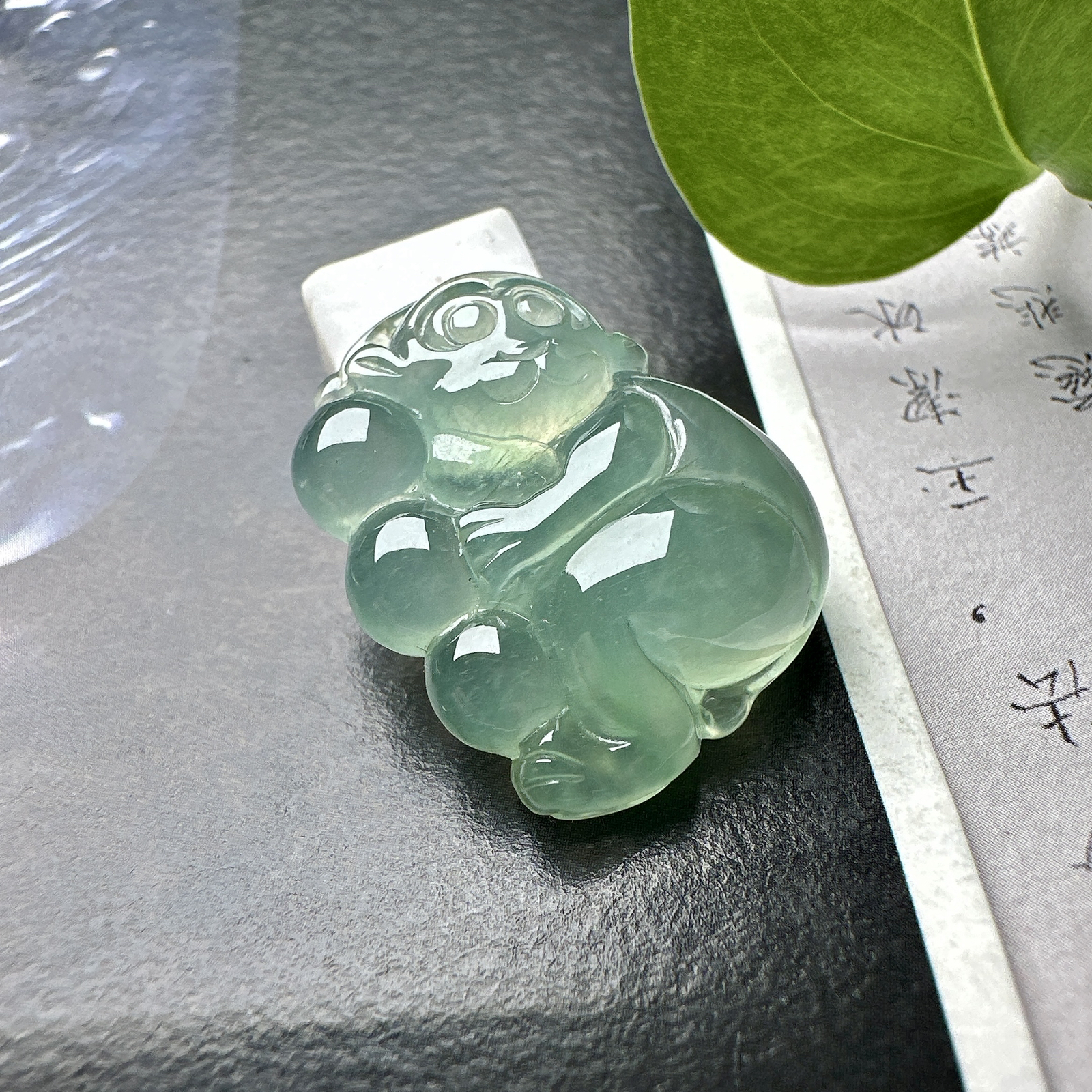 【冰种晴底生肖猴吊坠】冰润度上佳，质地细腻冰润，雕工精美，形象生动