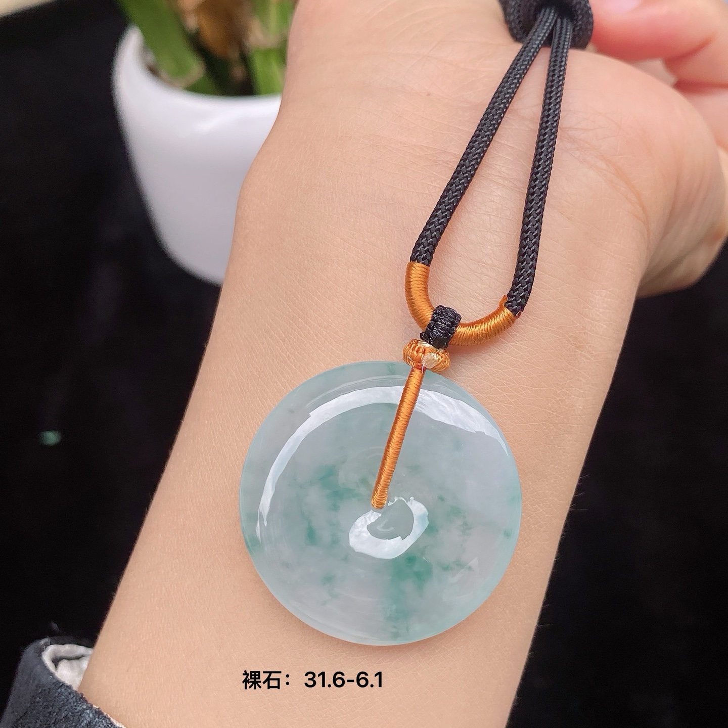 冰飘花平安扣吊坠，肉质细腻，意境飘花，饱满厚装，高性比，尺寸31.6/6.1，编号