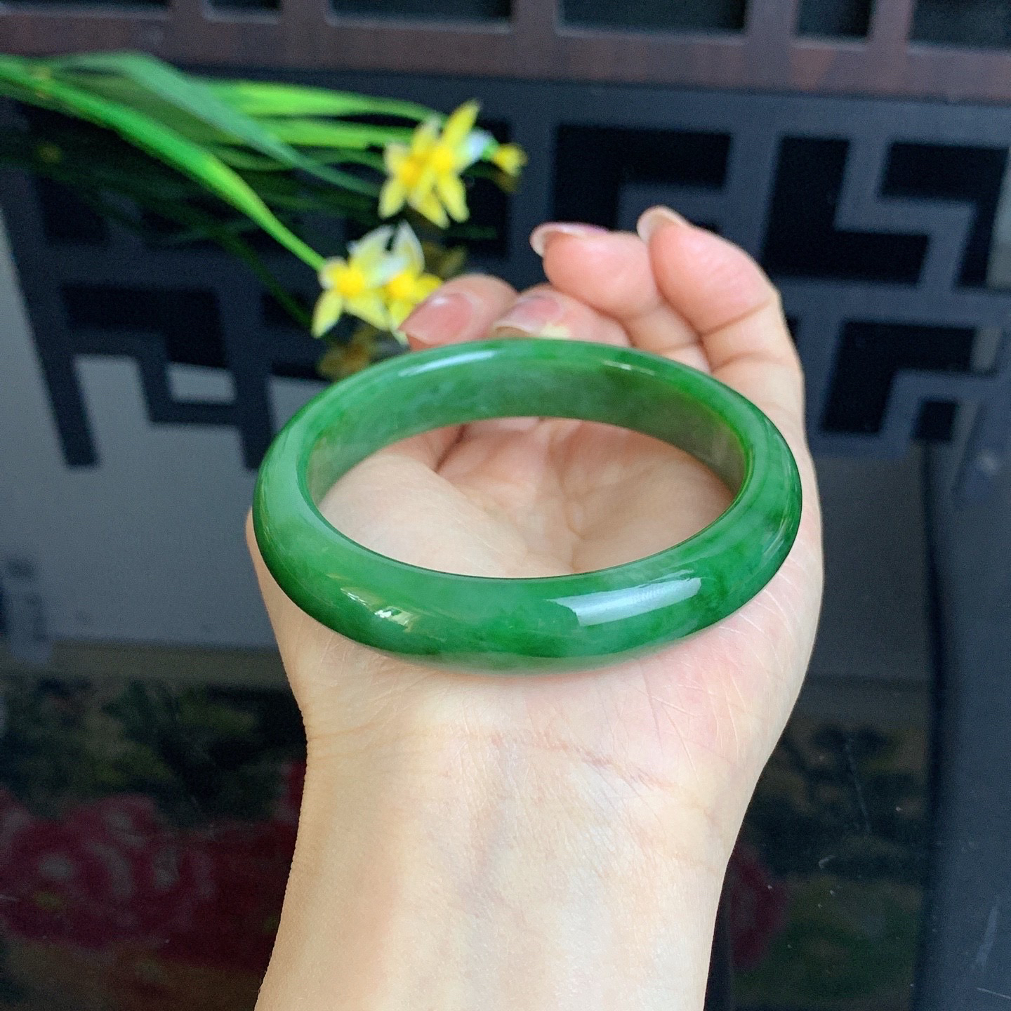 和田玉碧玉58圈菠菜绿碧玉手镯，玉质细腻油润 底色纯净 无裂无杂 脂粉好，品质高。