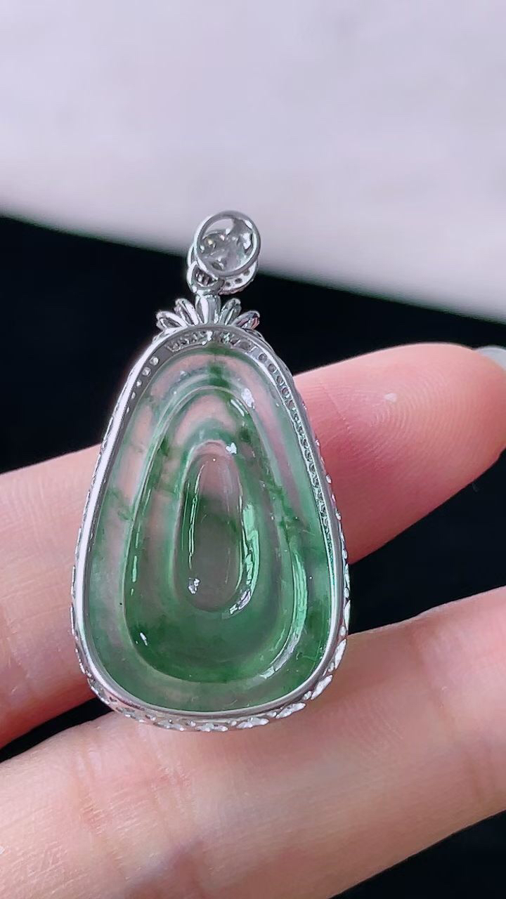 【翡翠名称】18K金镶钻冰飘花福贝吊坠
【翡翠尺寸】含金34.6/17.4/6.4mm
【翡翠描述】宝贝种老水足，玉质细腻，色泽靓丽，性价比高，佩戴效果好！
【其它赠送】权威证书/精美挂绳盒子/支持全国复检